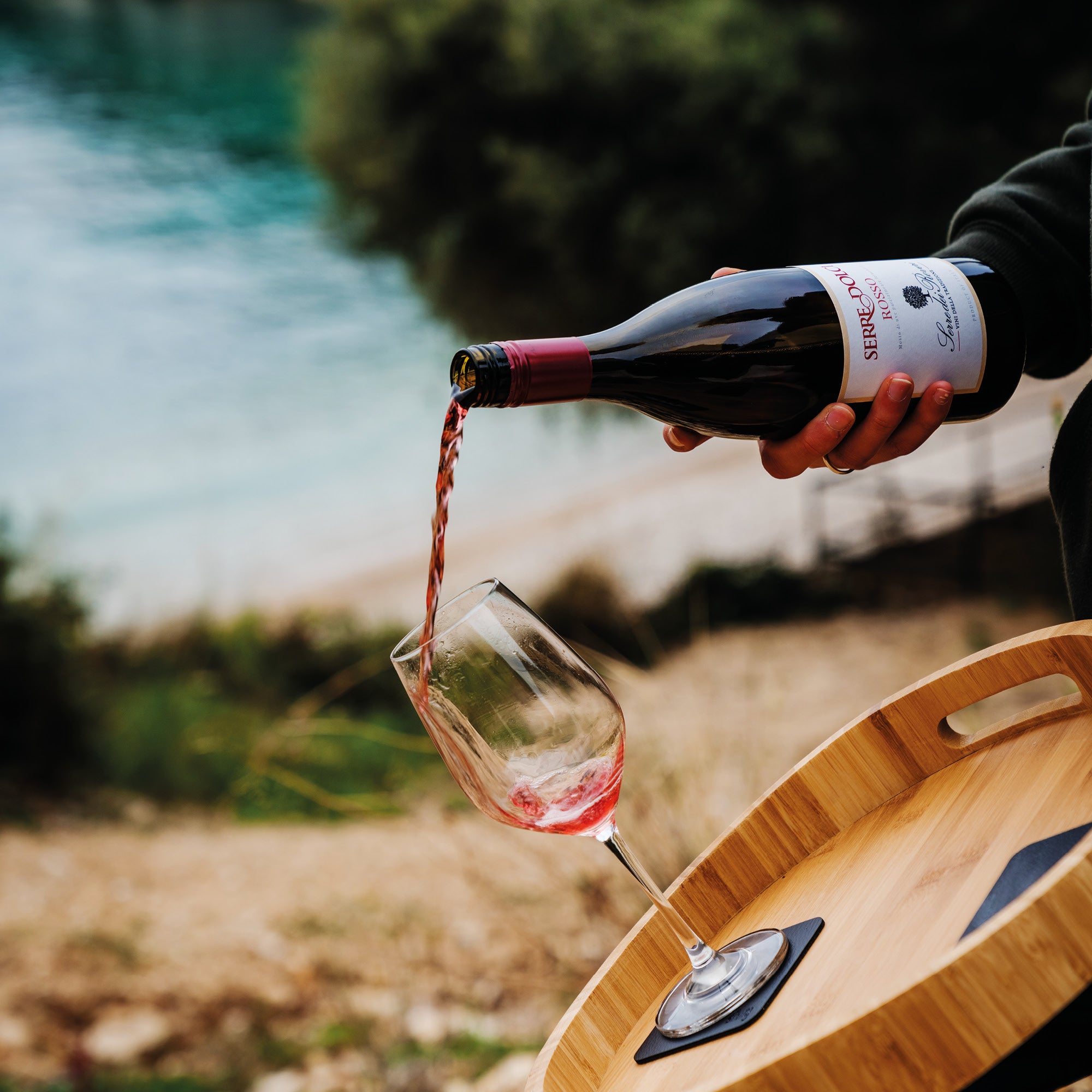 Kristallglas Wein in Schräglage auf Tablett - mit Pad fixiert