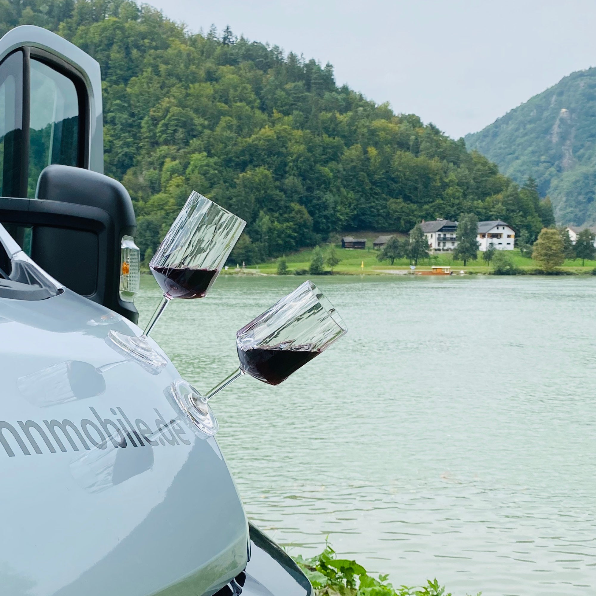 Kunststoffglas Wein platziert auf Motorhaube