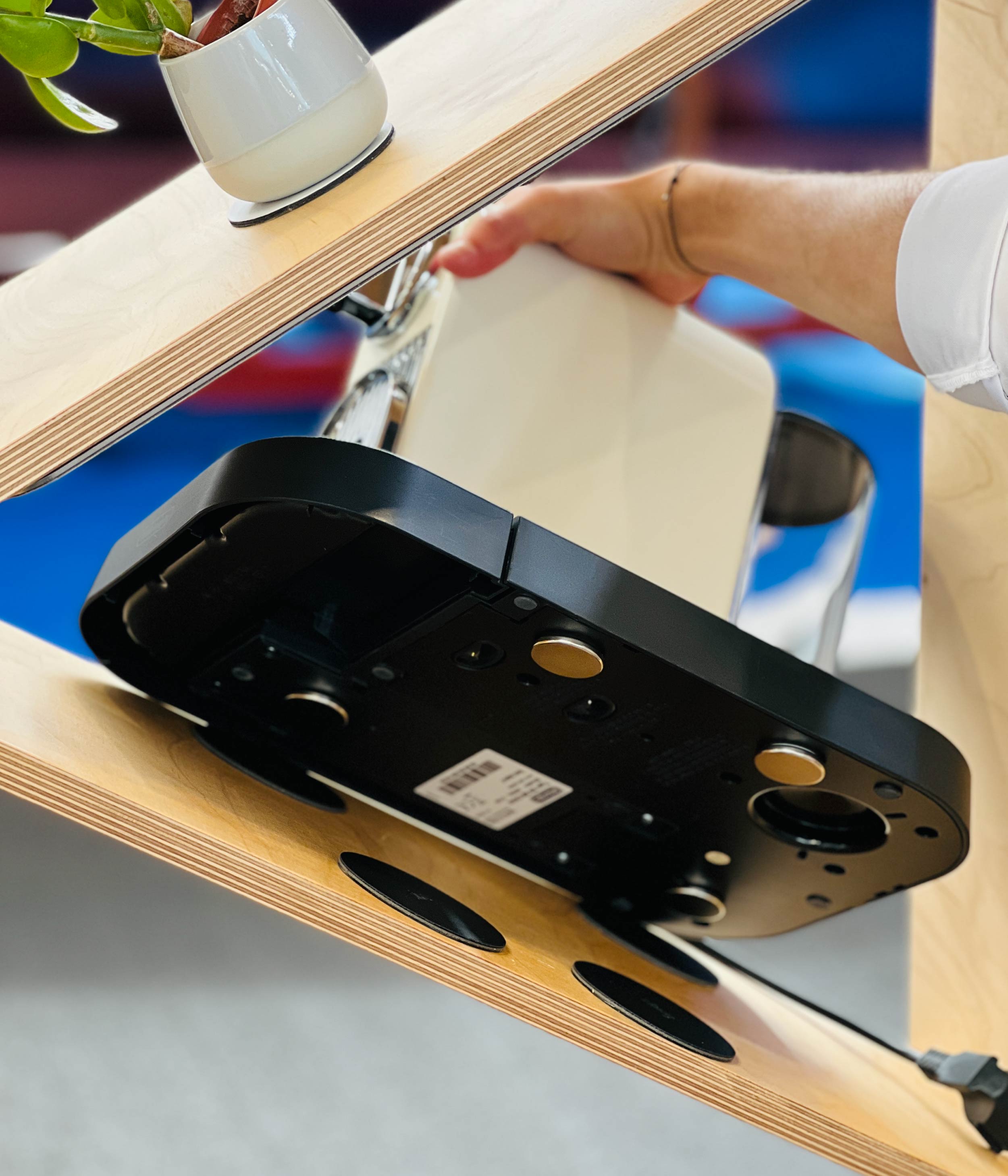 Kaffeemaschine mit Power-Magneten auf Nano-Gel-Pads befestigt