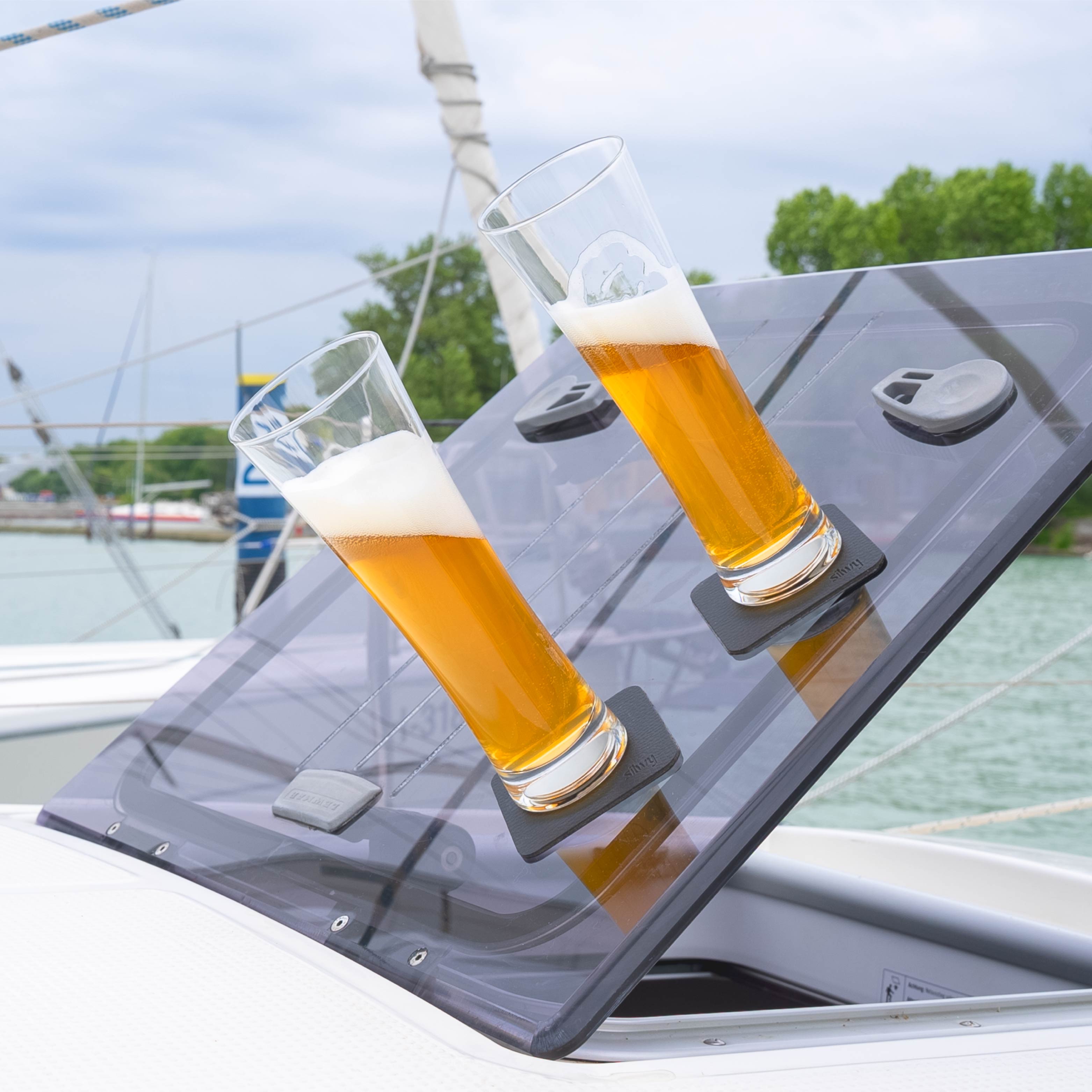 Magnet-Kristallgläser Bier auf Pads abgestellt auf einem Boot in Schräglage