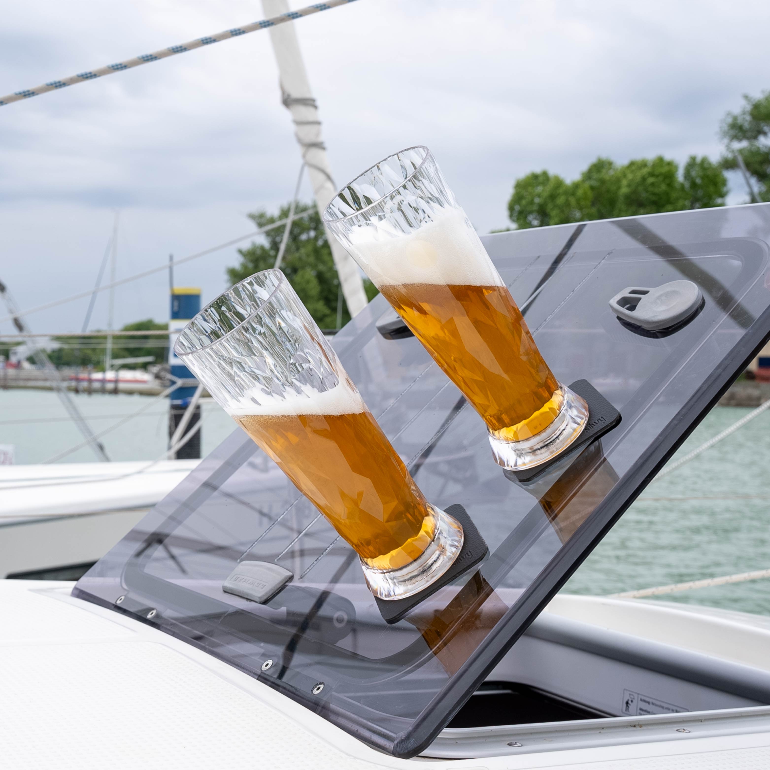 Kunststoffgläser mit Magnet fixiert auf Pad - auf Boot