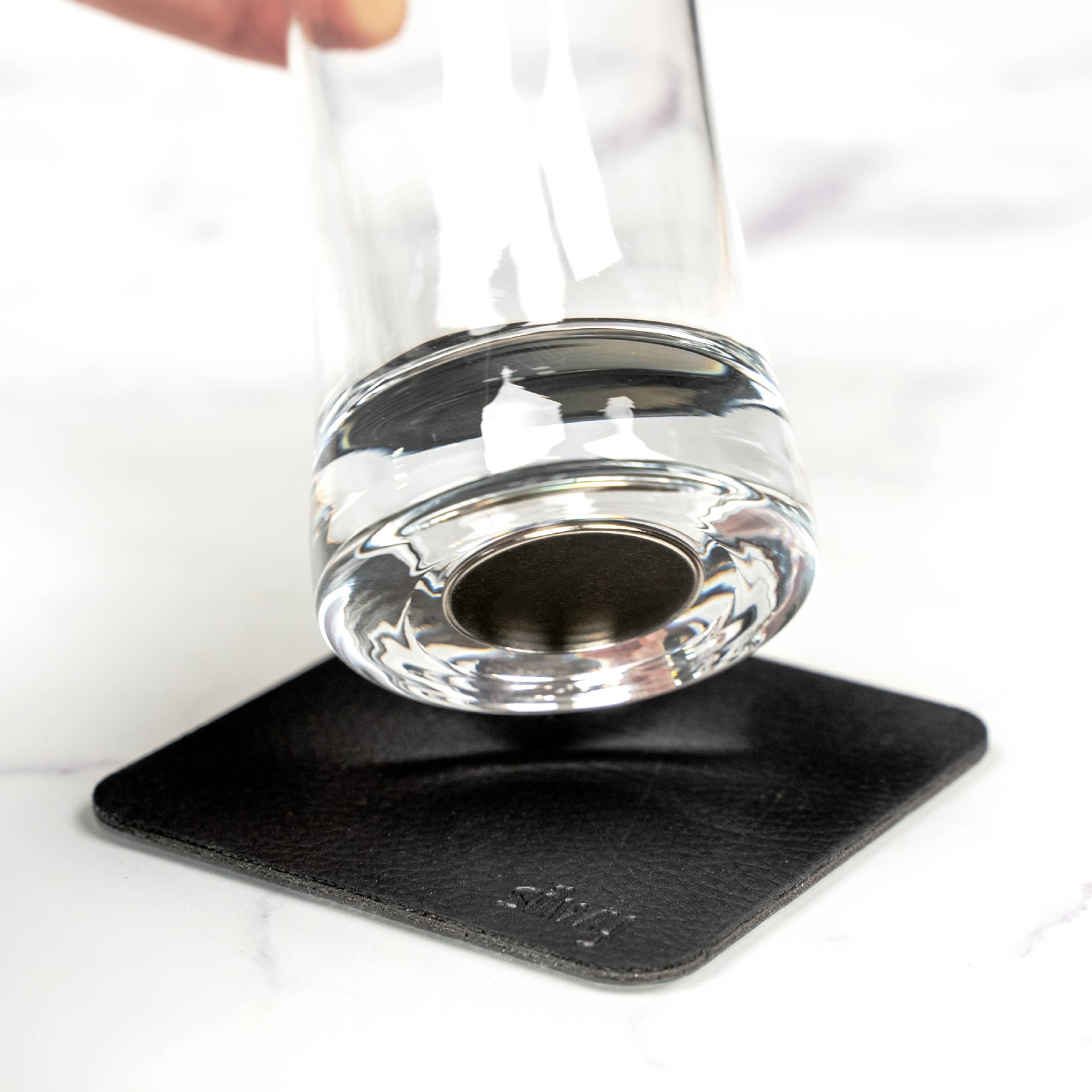 Nahaufnahme Magnet im Kristallglas