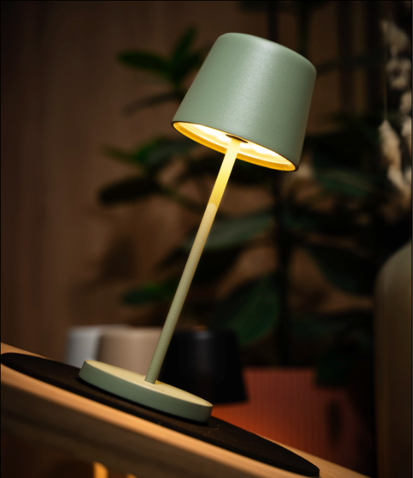 Magnet-Tischleuchte auf Platzset in Schräglage