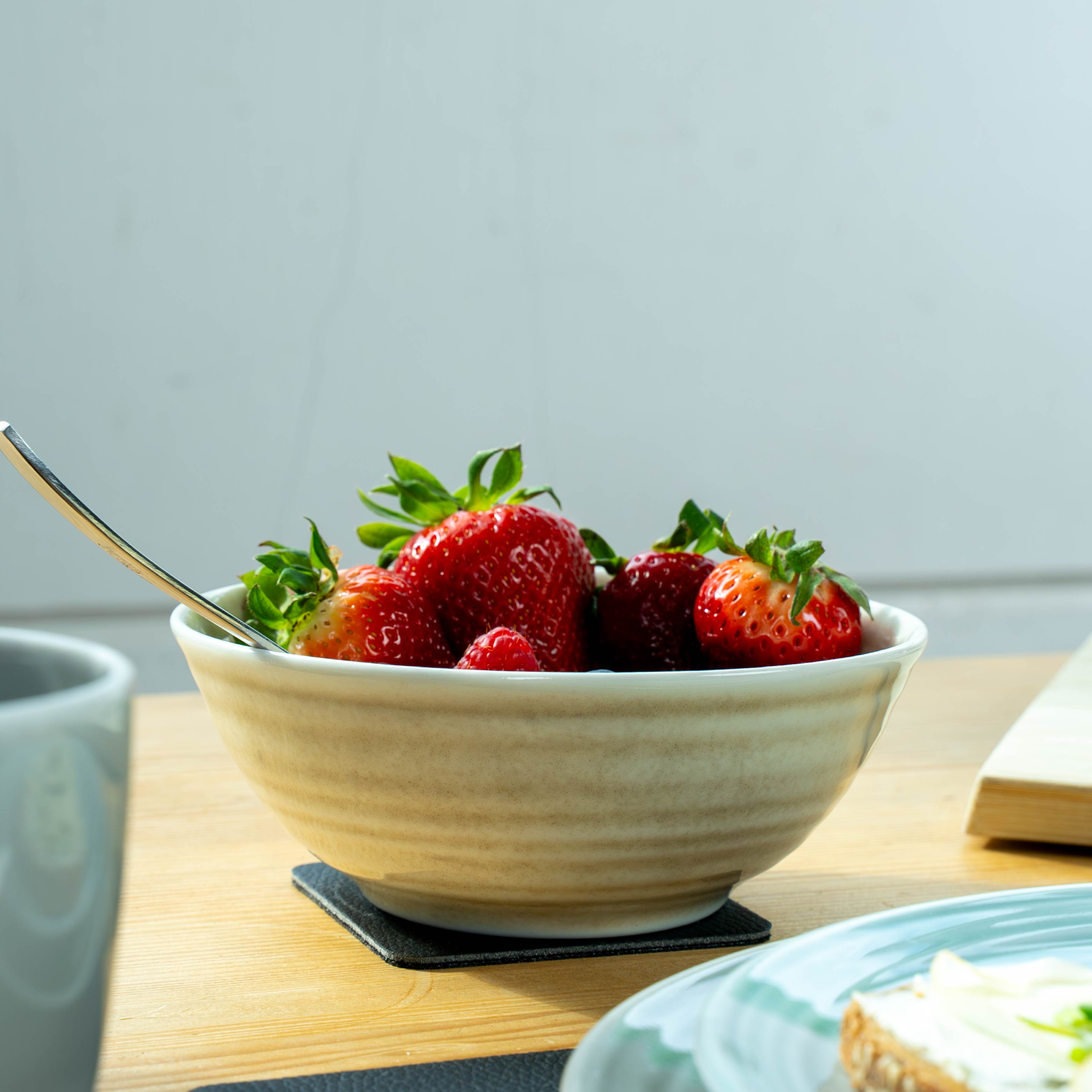 Magnet-Porzellan-Bowl-16cm sand am Küchentisch