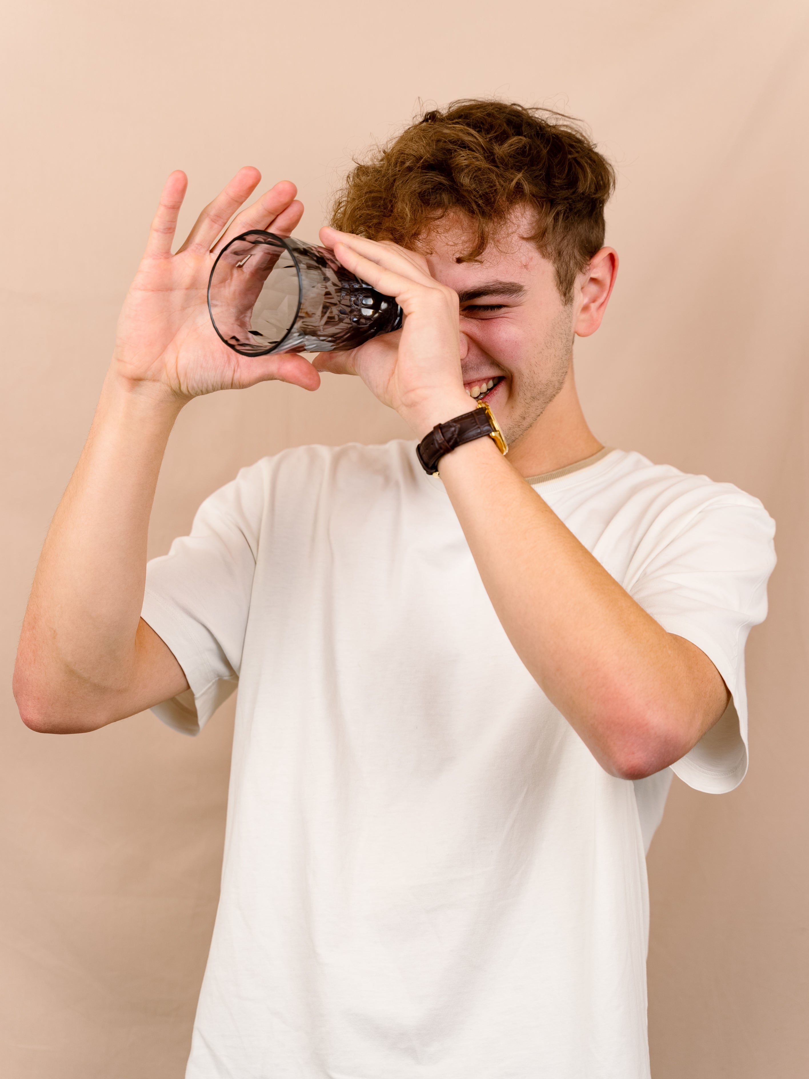 Mitarbeiter Felix mit einem Magnet-Kunststoffglas LONGDRINK GREY