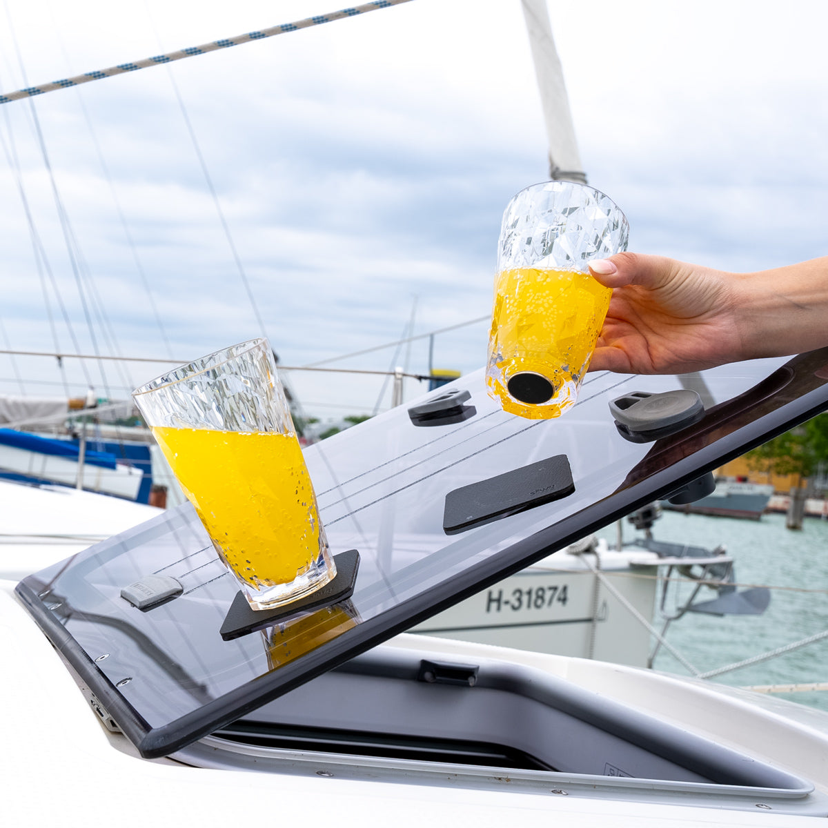 Magnet-Kunststoffgläser Longdrink mit Orangensaft gefüllt auf Boot