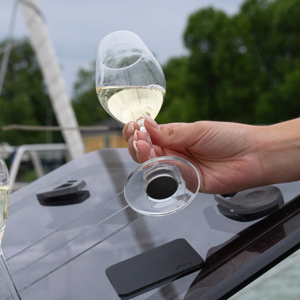 Magnet-Kristallgläser Champagner gefüllt in die Luft gehalten mit Metall-Nano-Gel-Pad