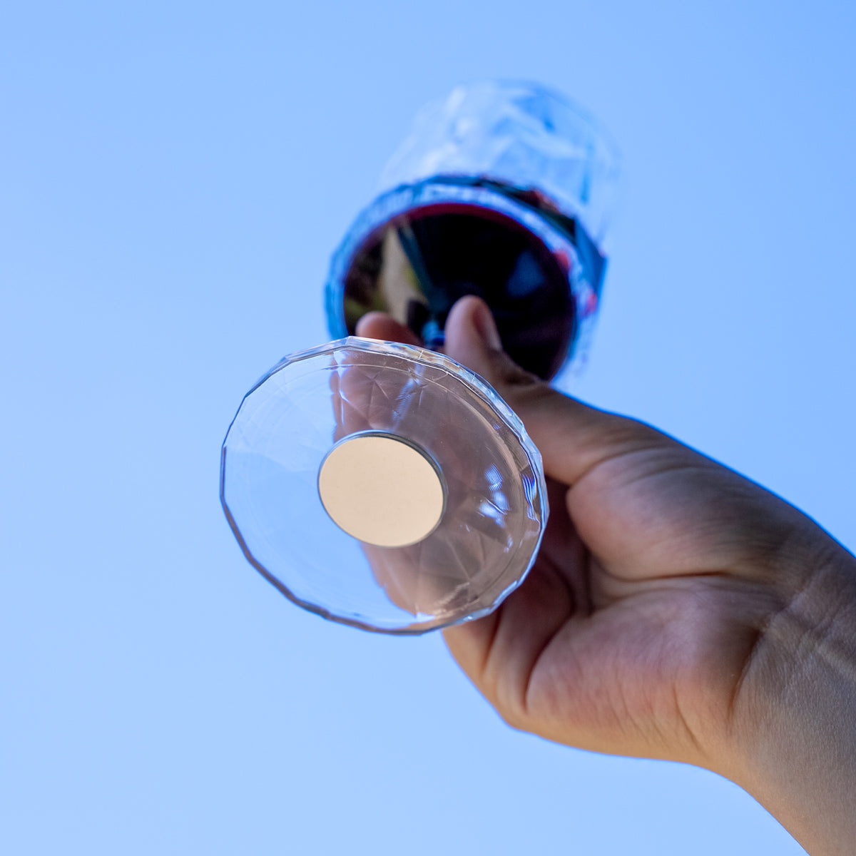 Magnet-Kunststoffglas Sekt gefüllt mit Magnet im Boden in der Luft