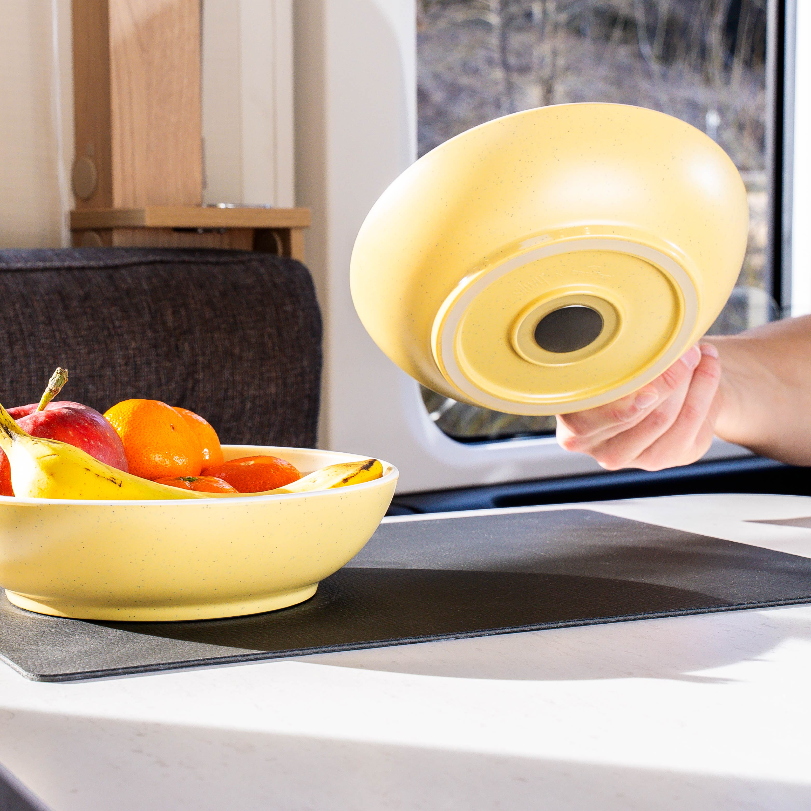 Kunststoff Food-Bowls 20cm YELLOW aus der Brunner Kunststoff Kollektion, abgestellt auf einer Metall-Matte