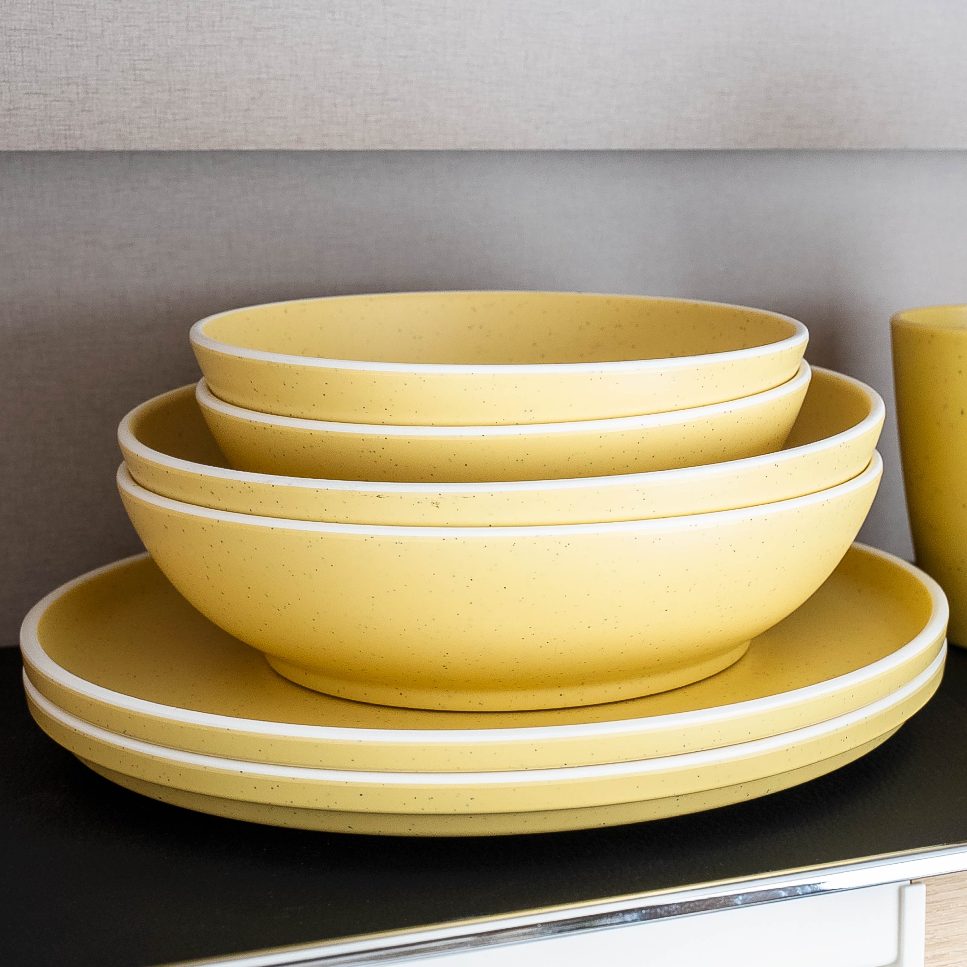Kunststoff-Geschirrset Yellow auf Matte im Camper