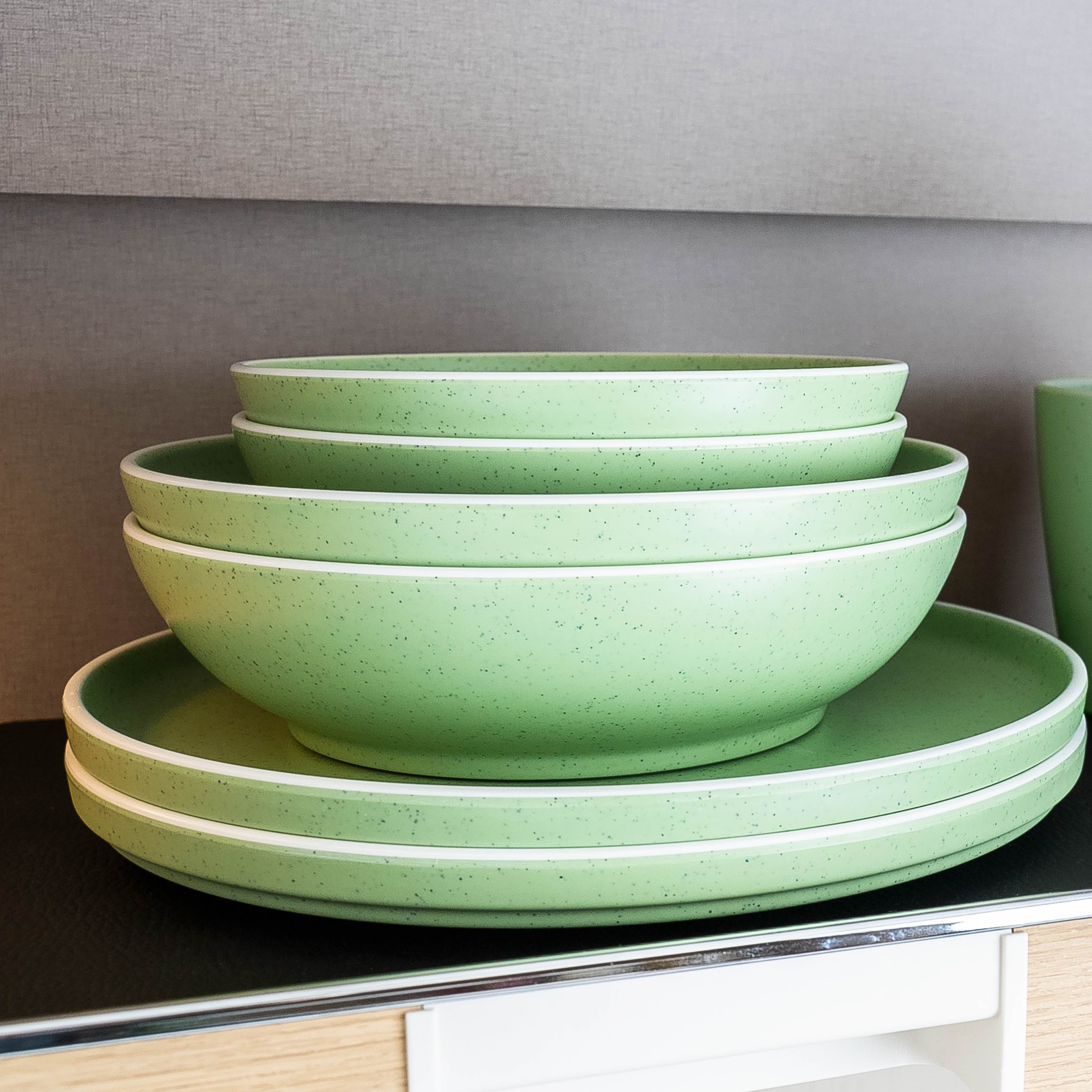 Kunststoff-Geschirrset Green auf Matte im Camper