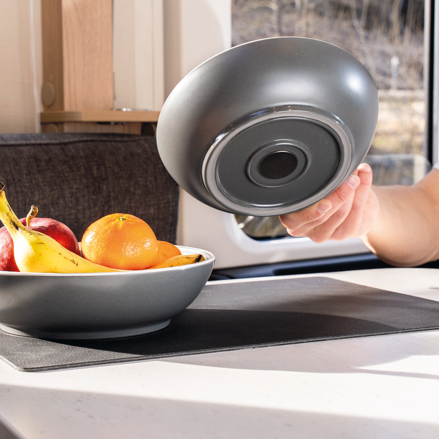 Kunststoff Food-Bowls 20cm GREY aus der Brunner Kunststoff Kollektion, abgestellt auf einer Metall-Matte