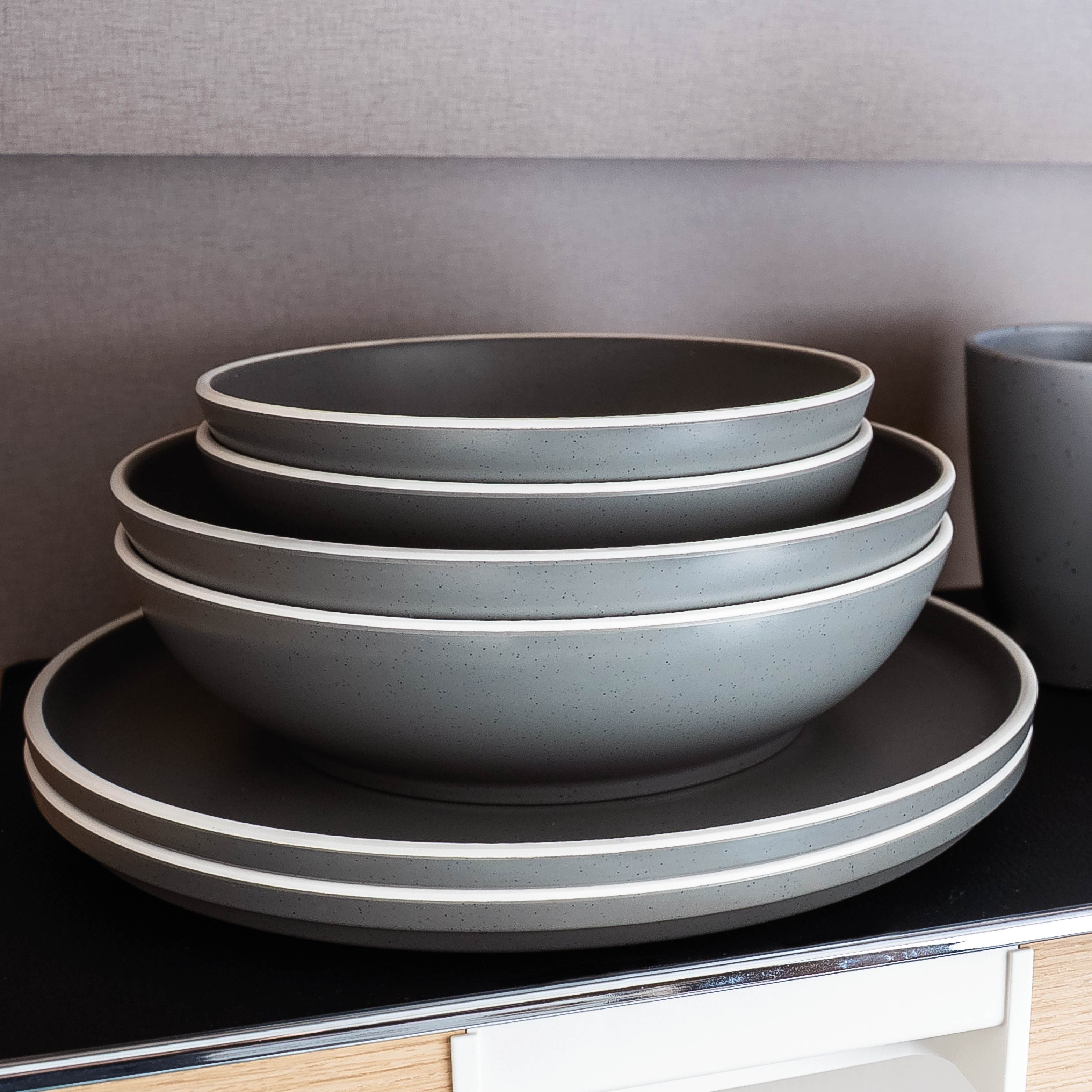 Kunststoff-Geschirrset Grey auf Matte im Camper