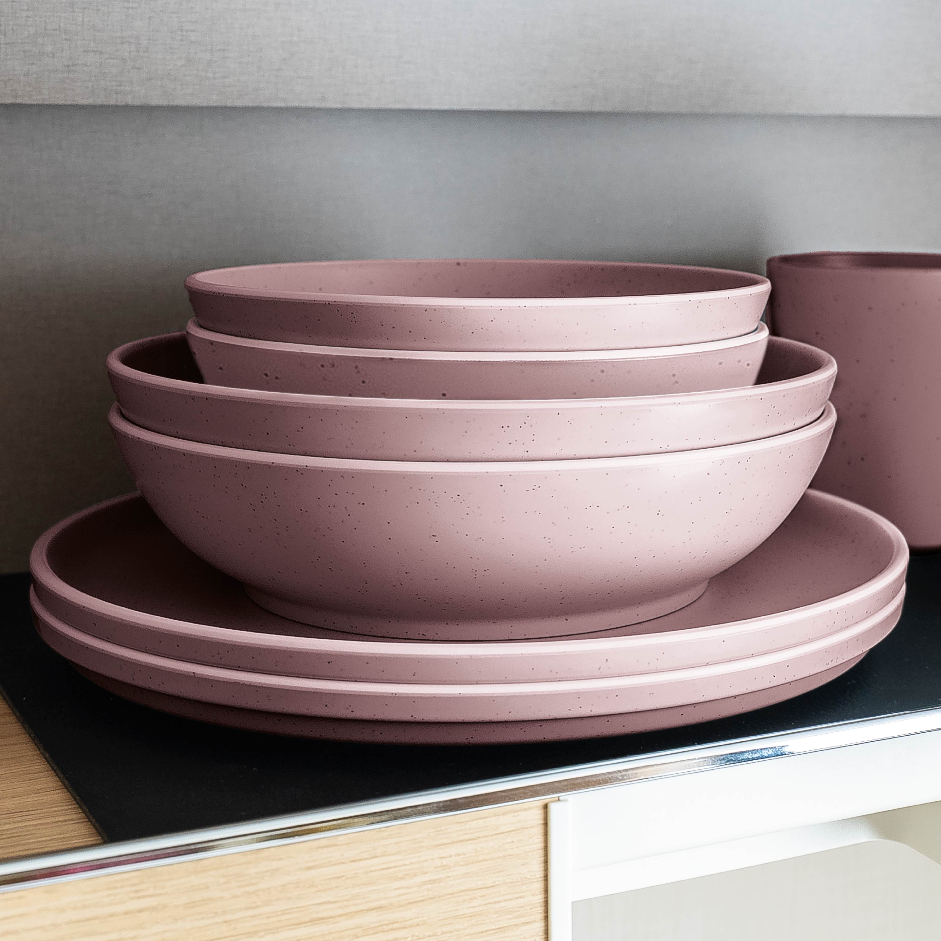 Kunststoff-Geschirrset Rose auf Matte im Camper