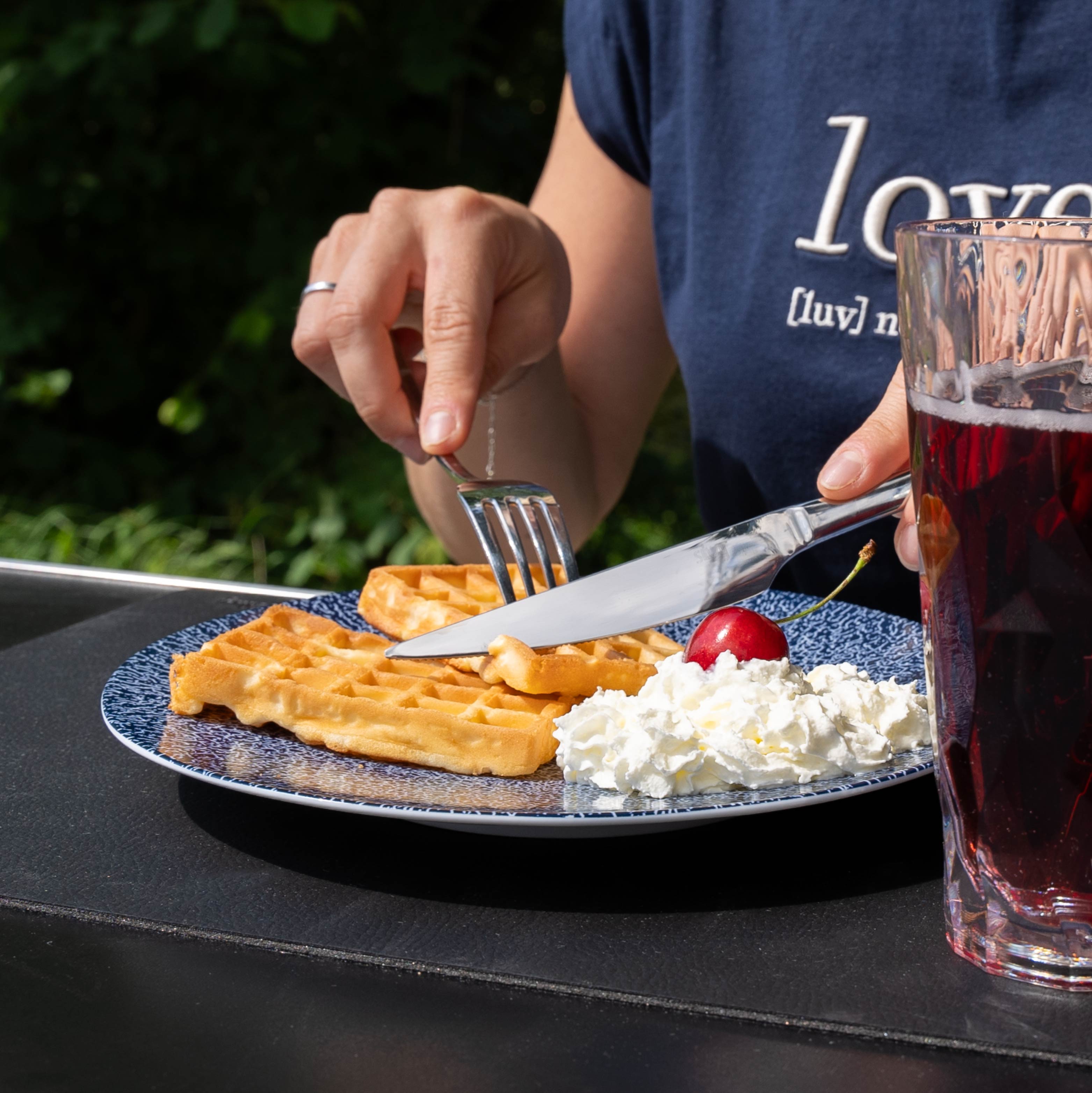 Magnet-Teller auf metallischer Matte