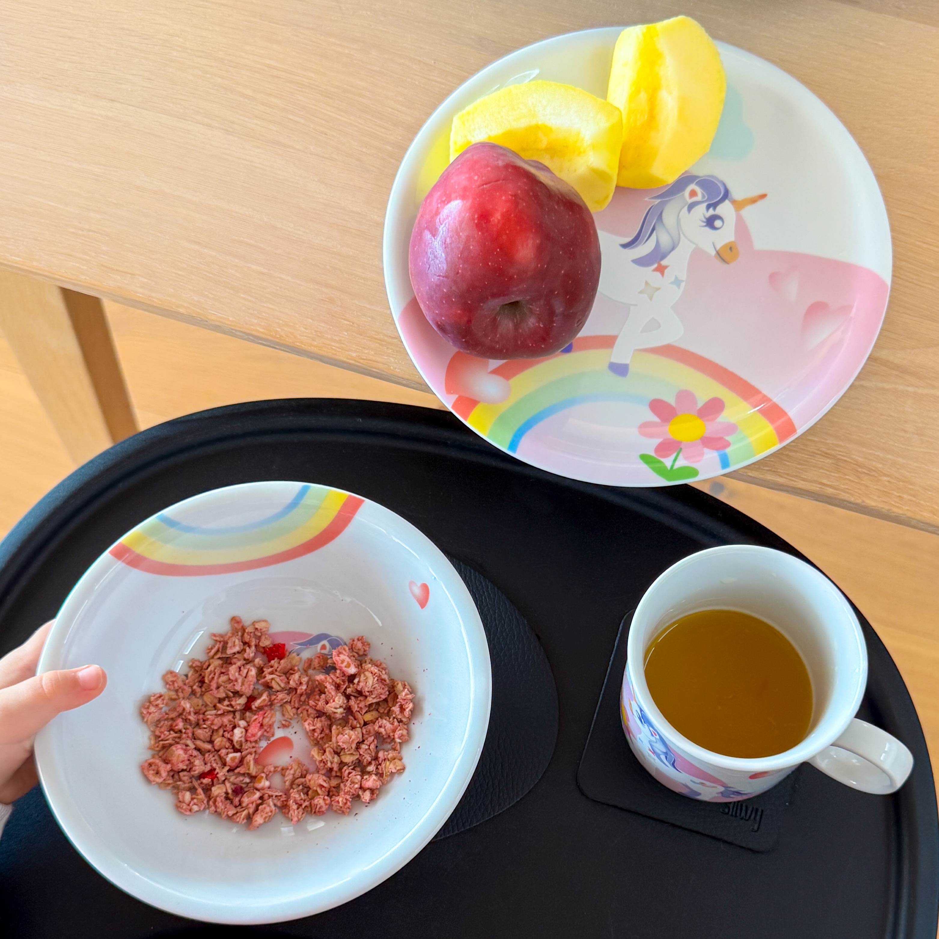 Kinderkollektion mit Magnet auf Platzset abgestellt