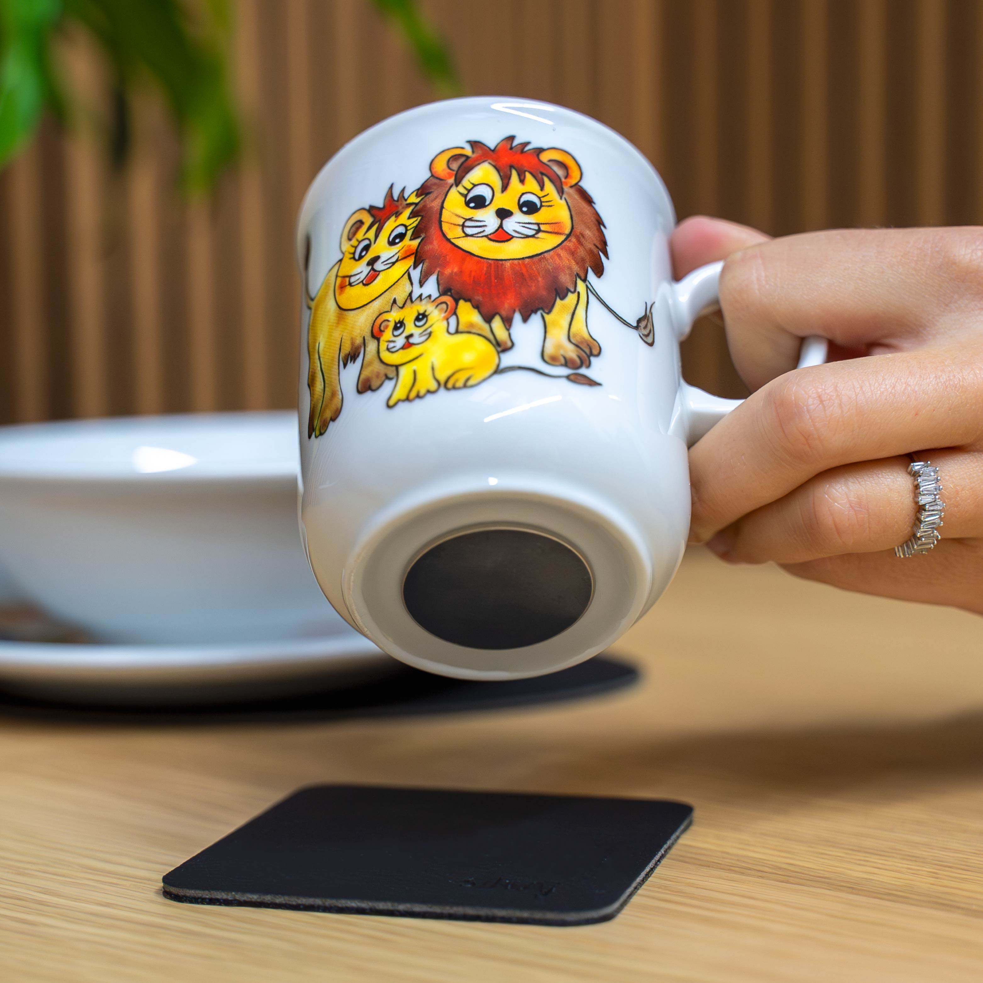 Nahaufnahme Magnet in Porzellantasse