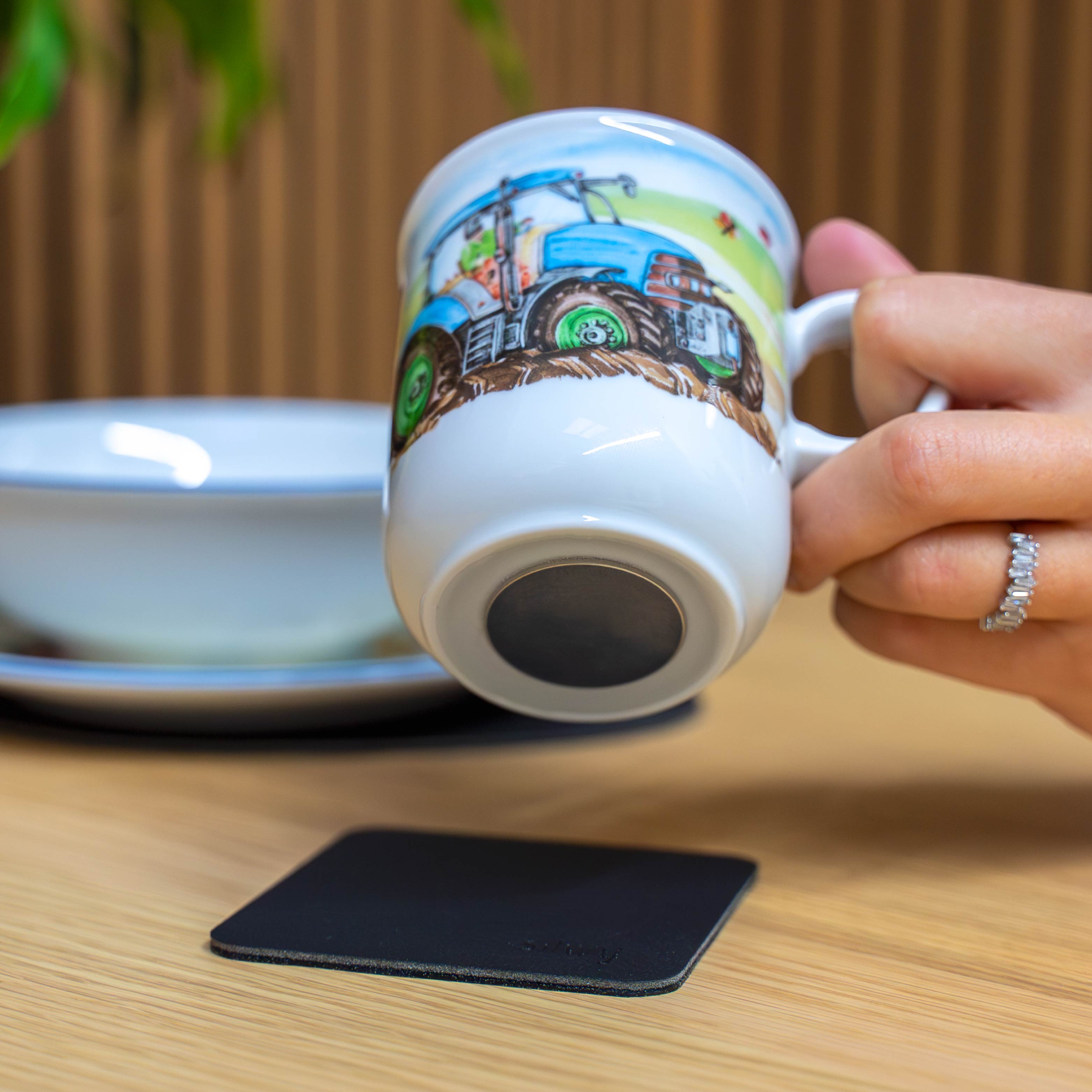 Nahaufnahme Magnet in Porzellantasse