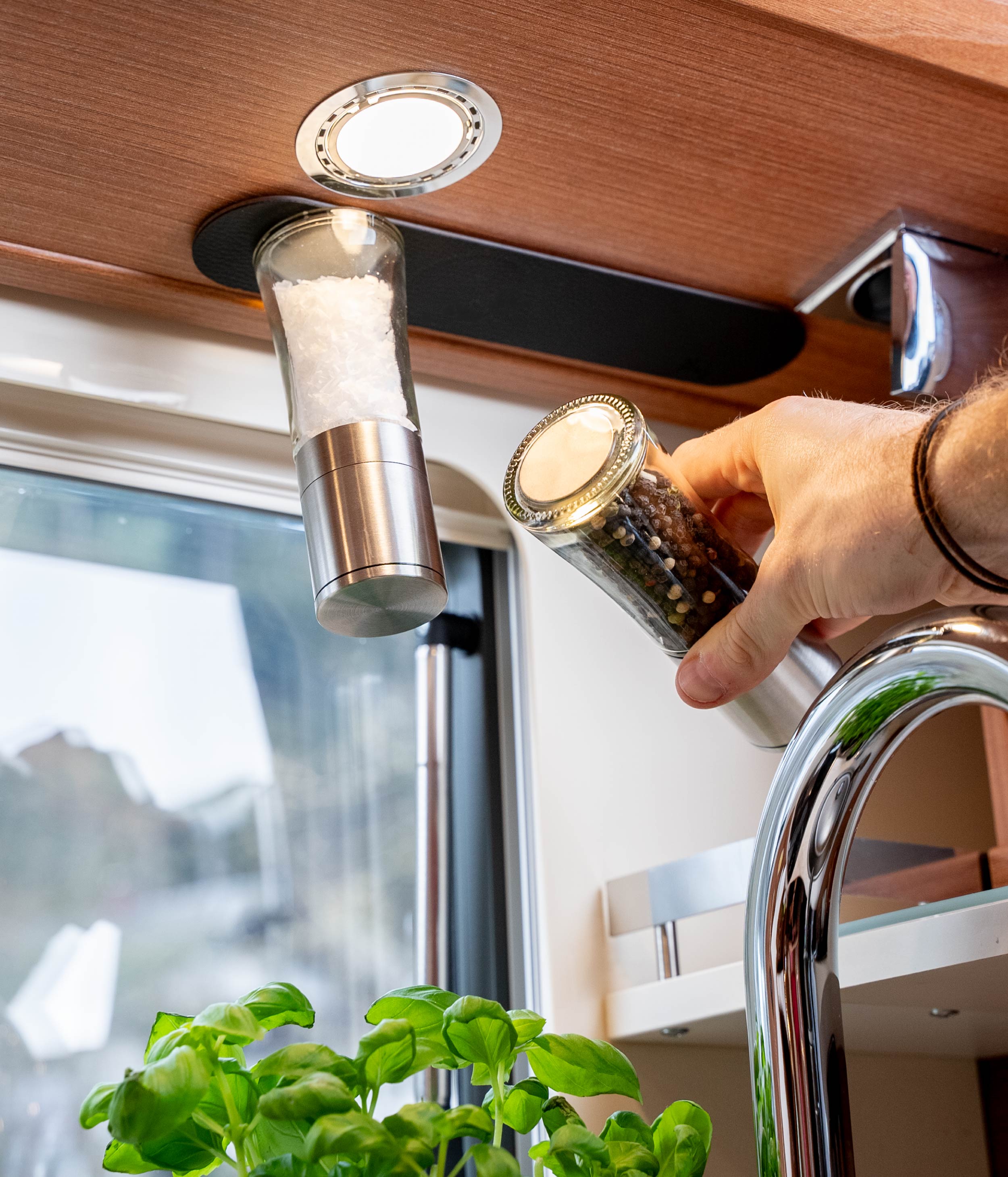 Gewürzmühlen mit Magnet, die kopfüber an der Metall-Leiste hängen