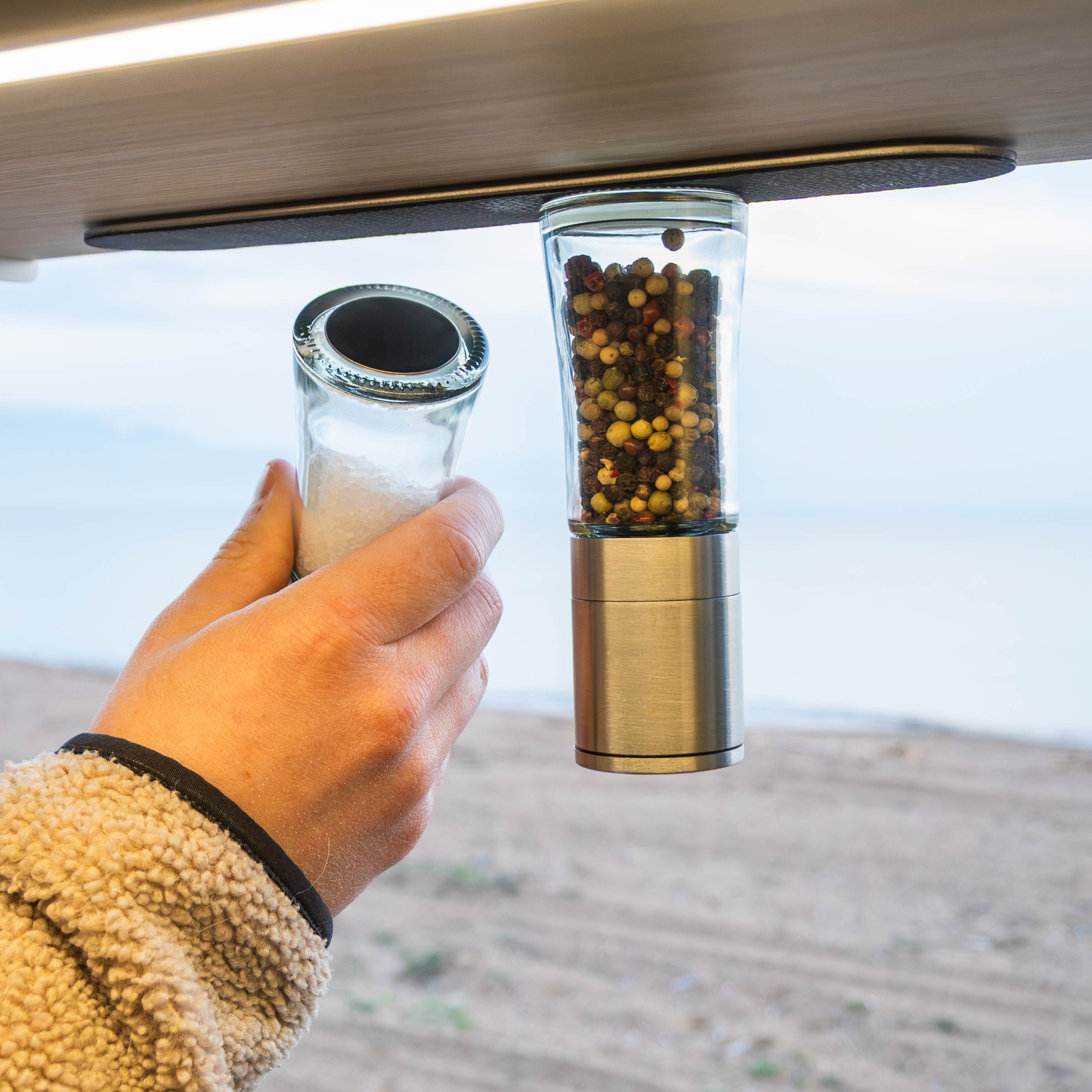 Magnetic spice mills including bar