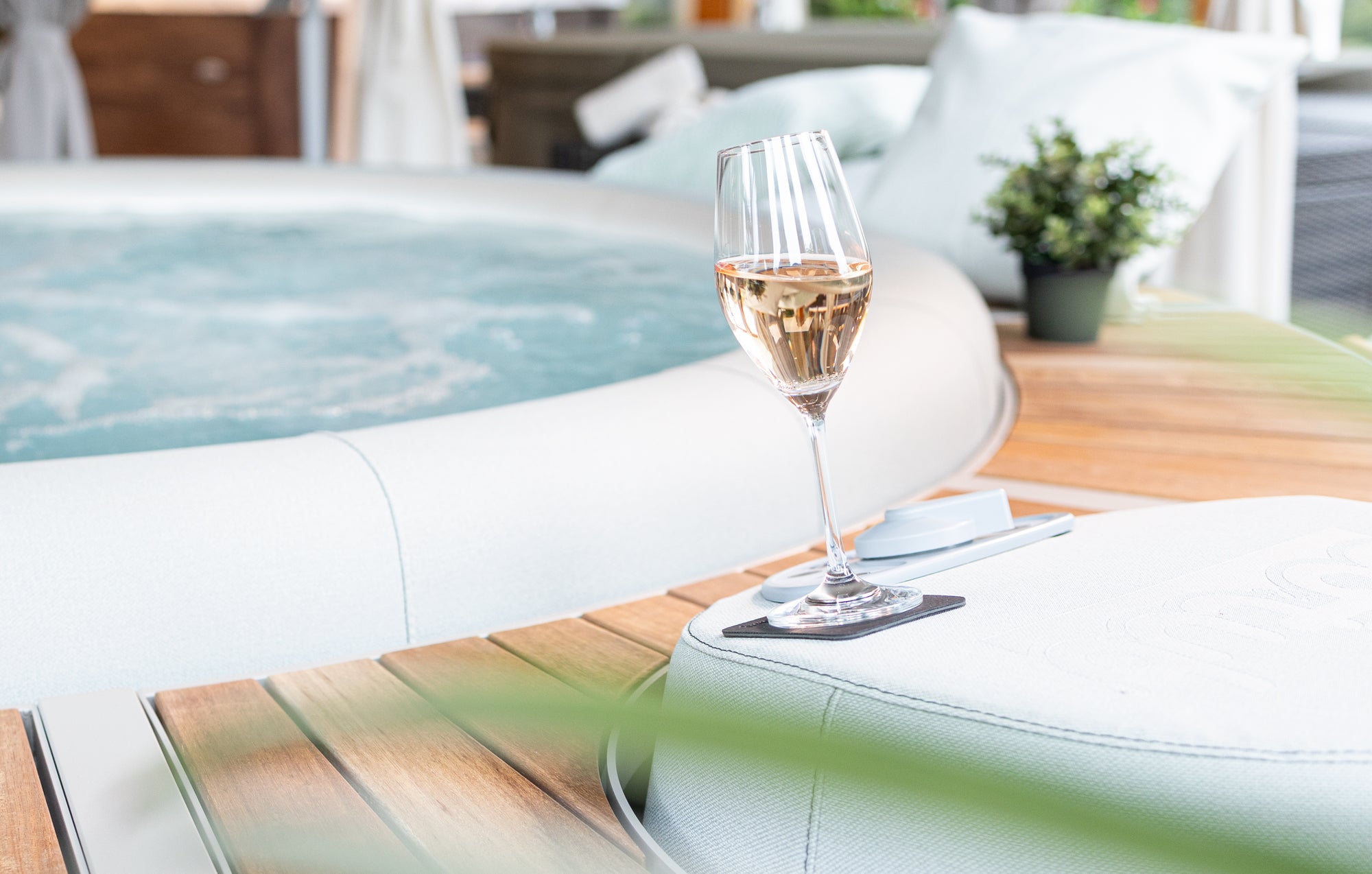 Magnet-Kristallglas Champagner auf Pad neben Whirlpool