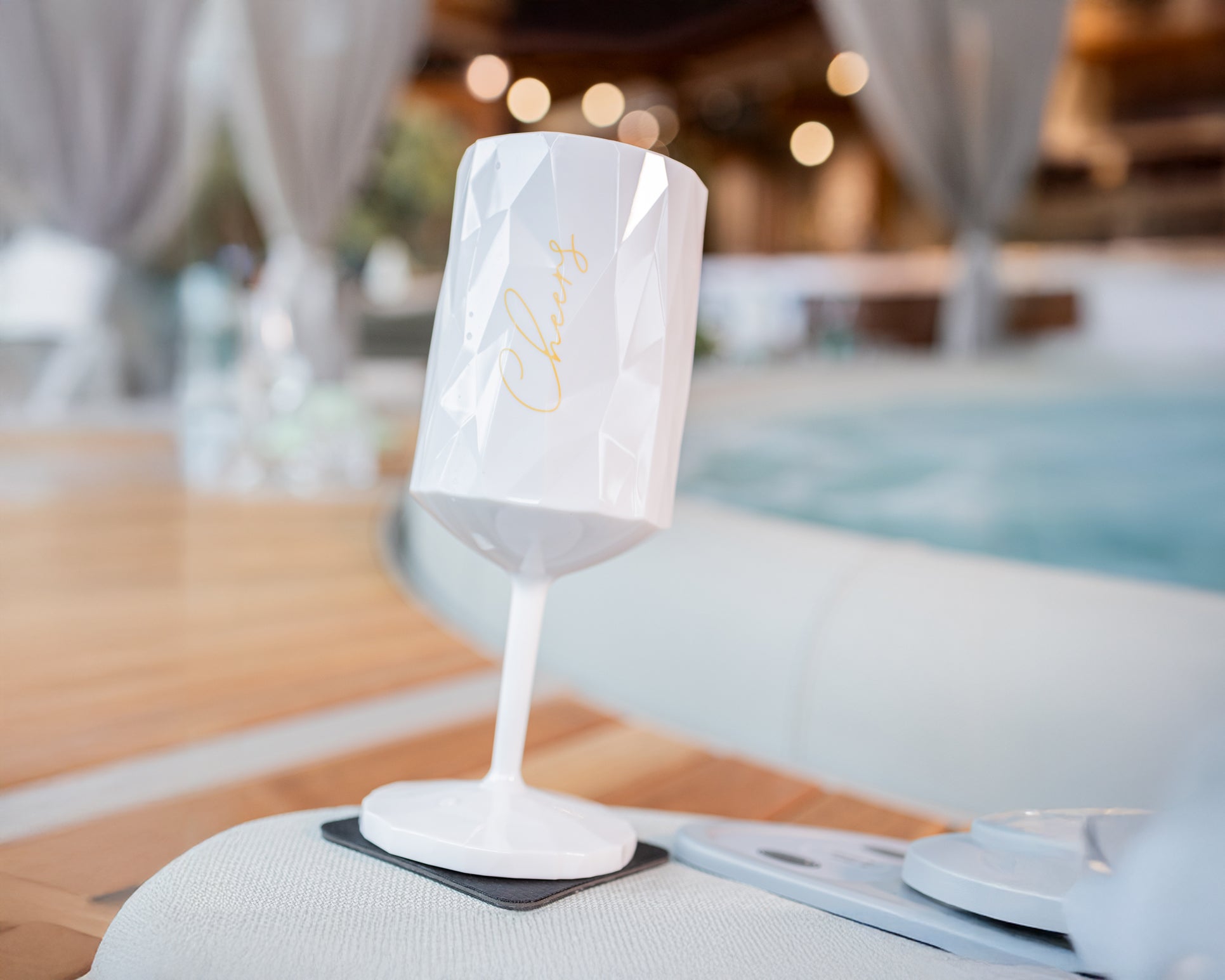 Magnet-Kunststoffglas Wein Cheers auf quadratischem Metall-Nano-Gel-Pad