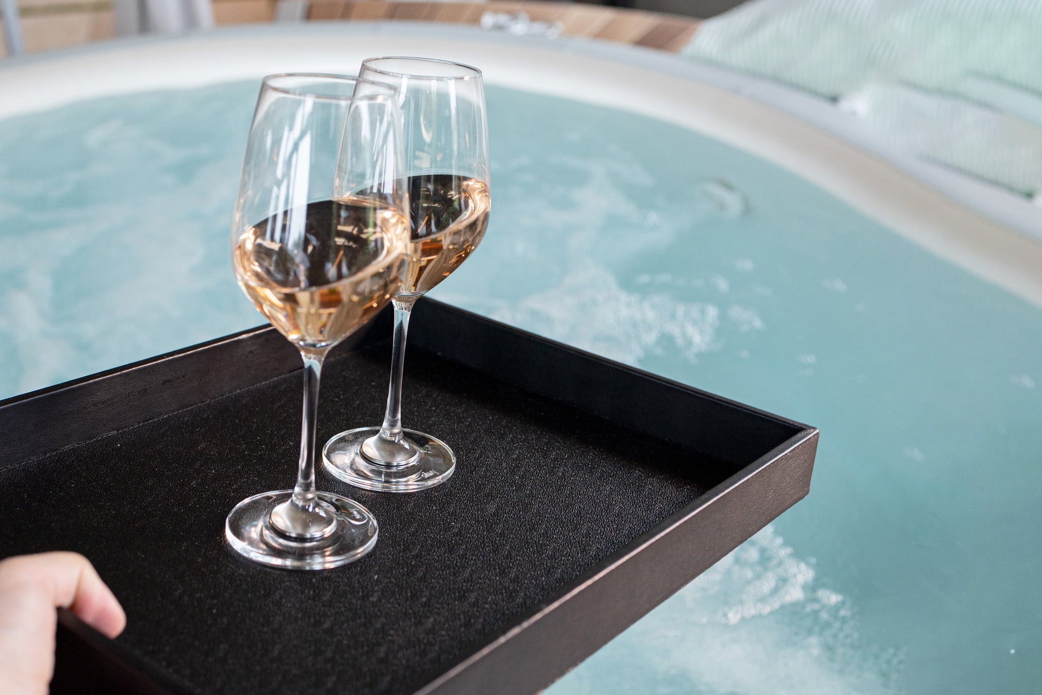 Magnet-Kristallgläser Wein in Schräglage auf Tablett neben Whirlpool