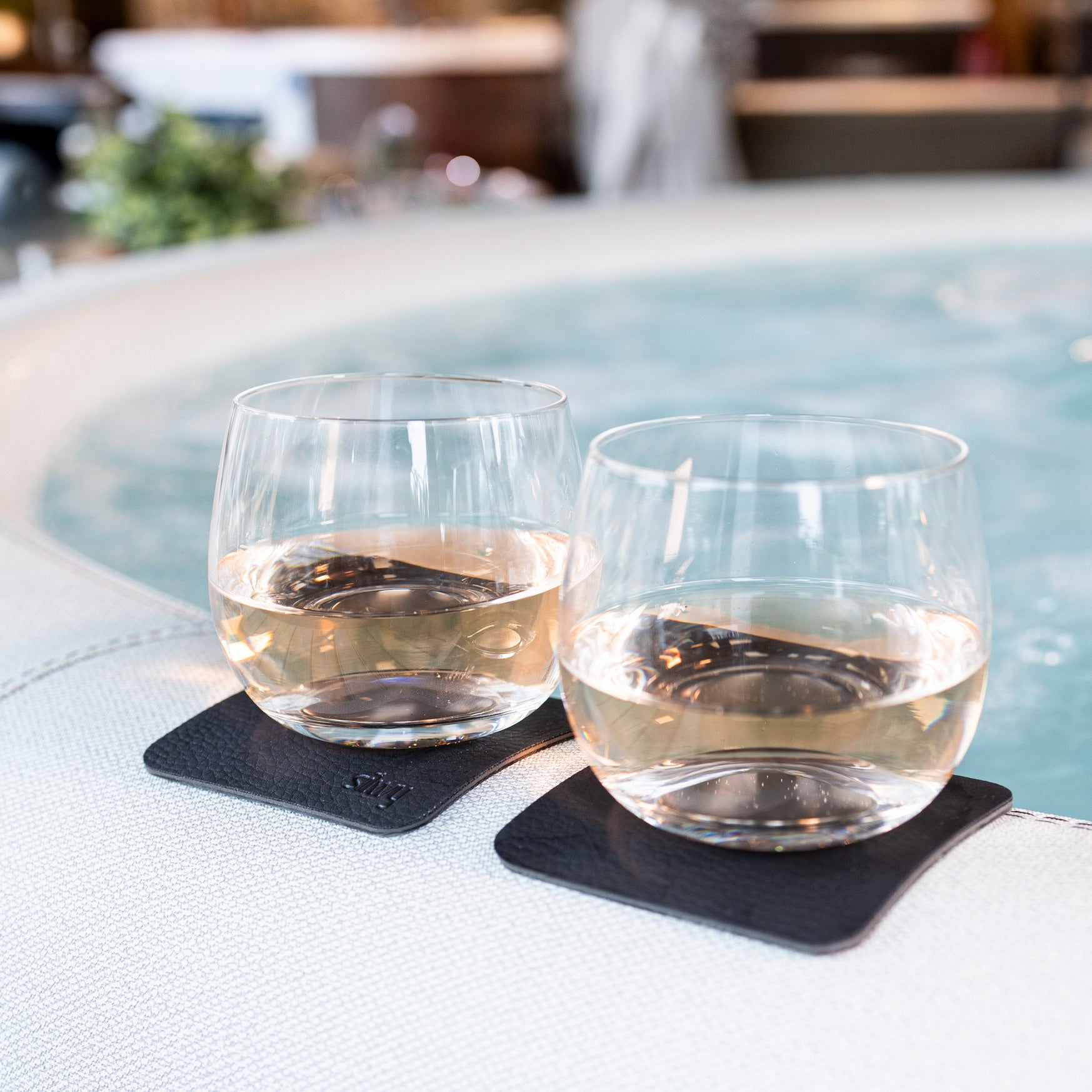 Magnet-Kristallgläser Whisky auf Pads neben Whirlpool