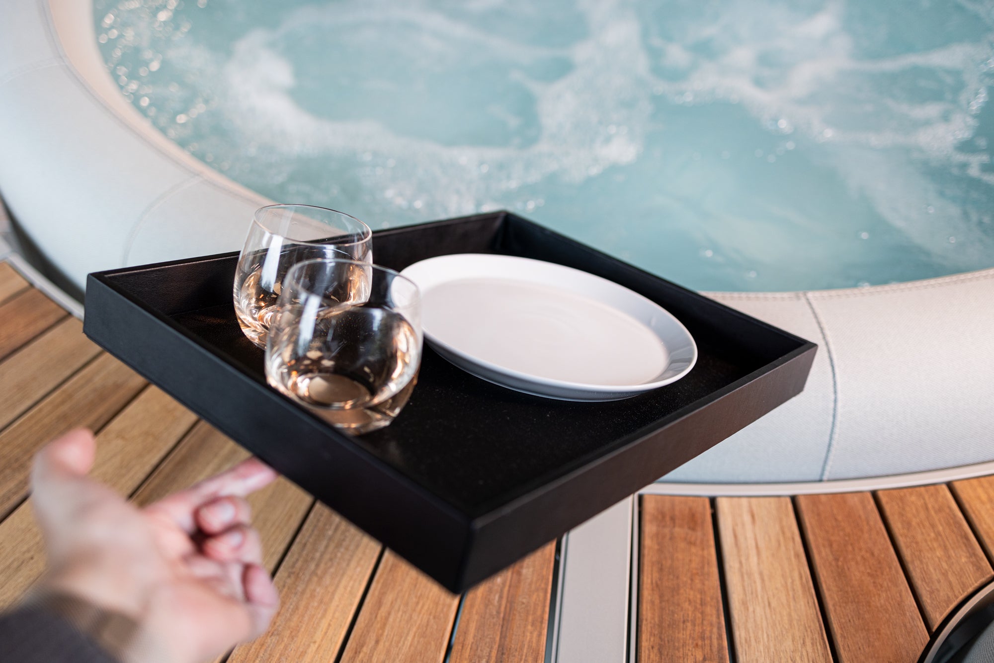 Metallisches Tablett mit Magnet-Geschirr in Schräglage