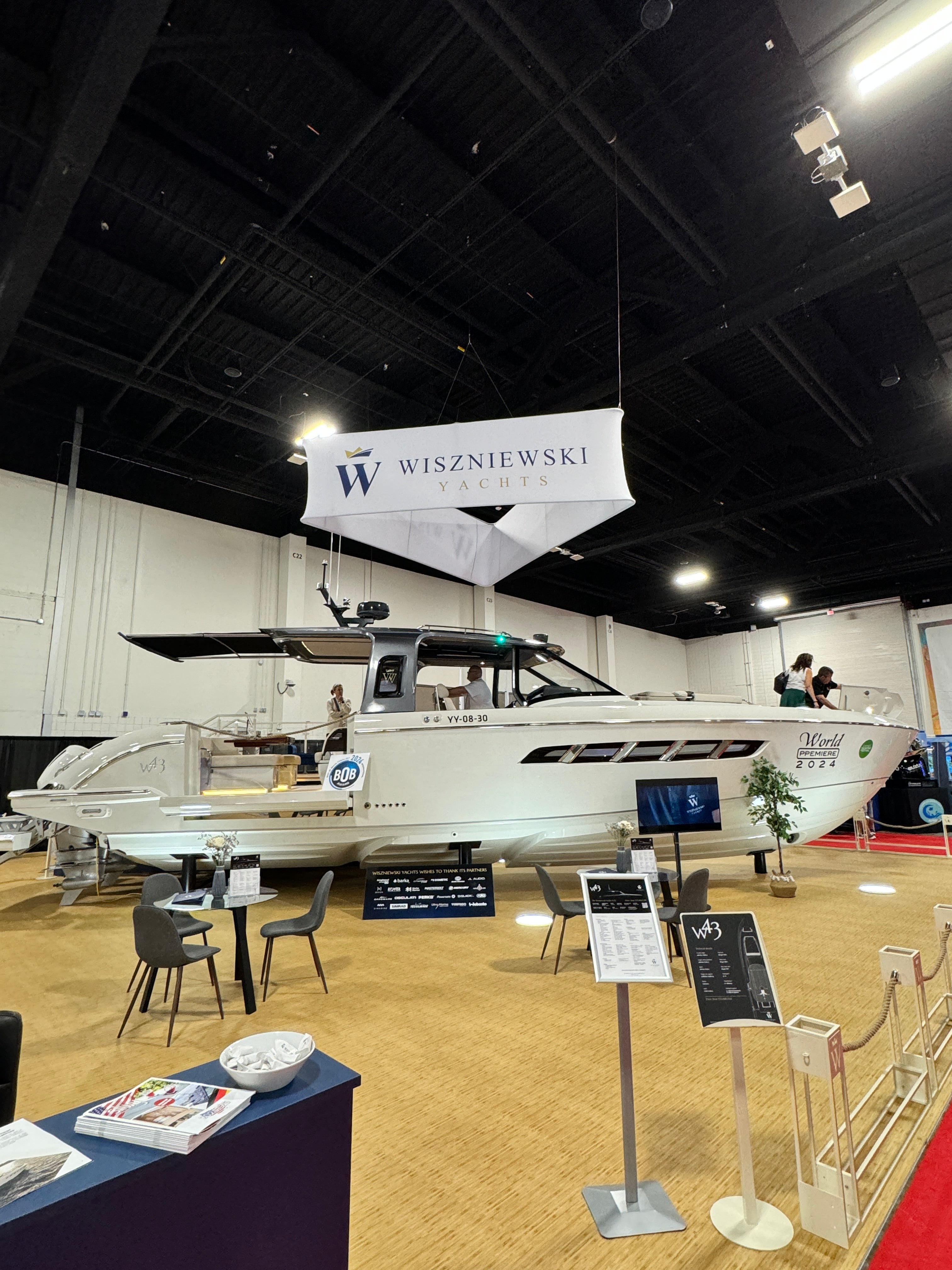 Bild einer silwy Ready ausgestatteten Wiszniewski Yacht auf einer Messe