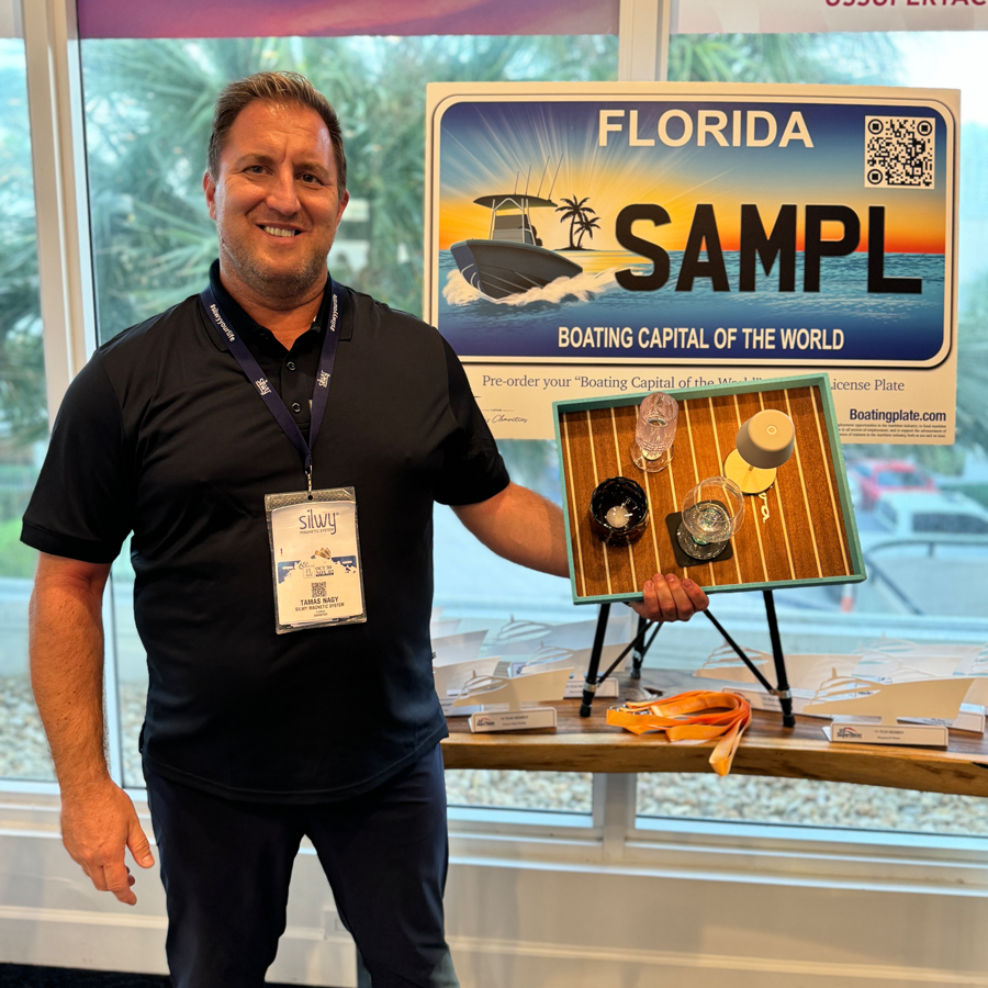 Mitarbeiter Tamas mit silwy Tablett und entsprechenden Produkten darauf in der Hand