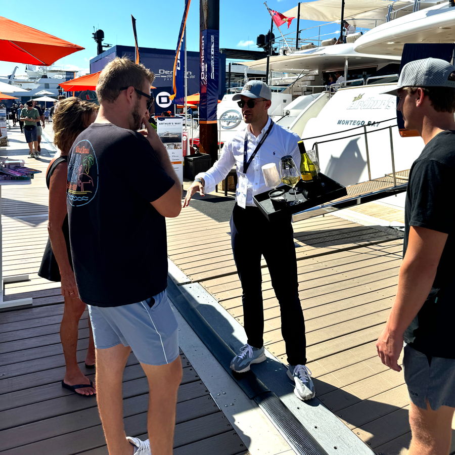 Gespräch zwischen CEO Christoph Fritz und interessierten Kunden auf der Messe in den USA