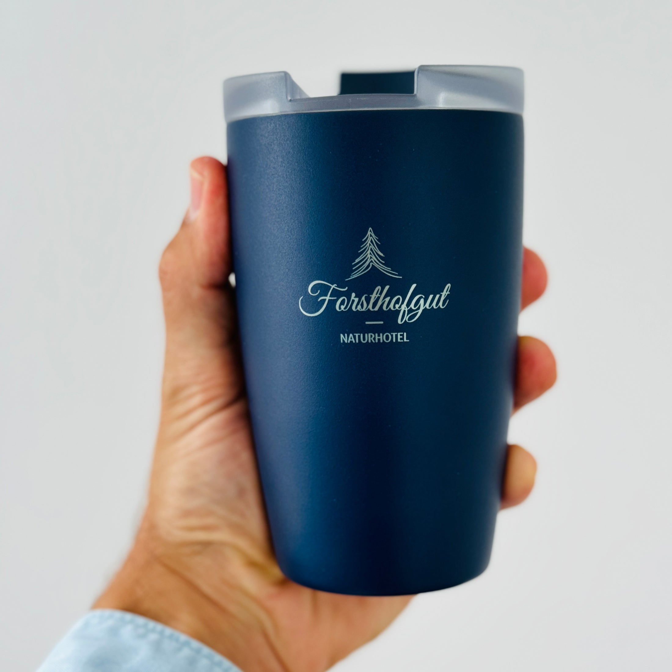 Logo Forsthofgut auf Thermocup Nahaufnahme