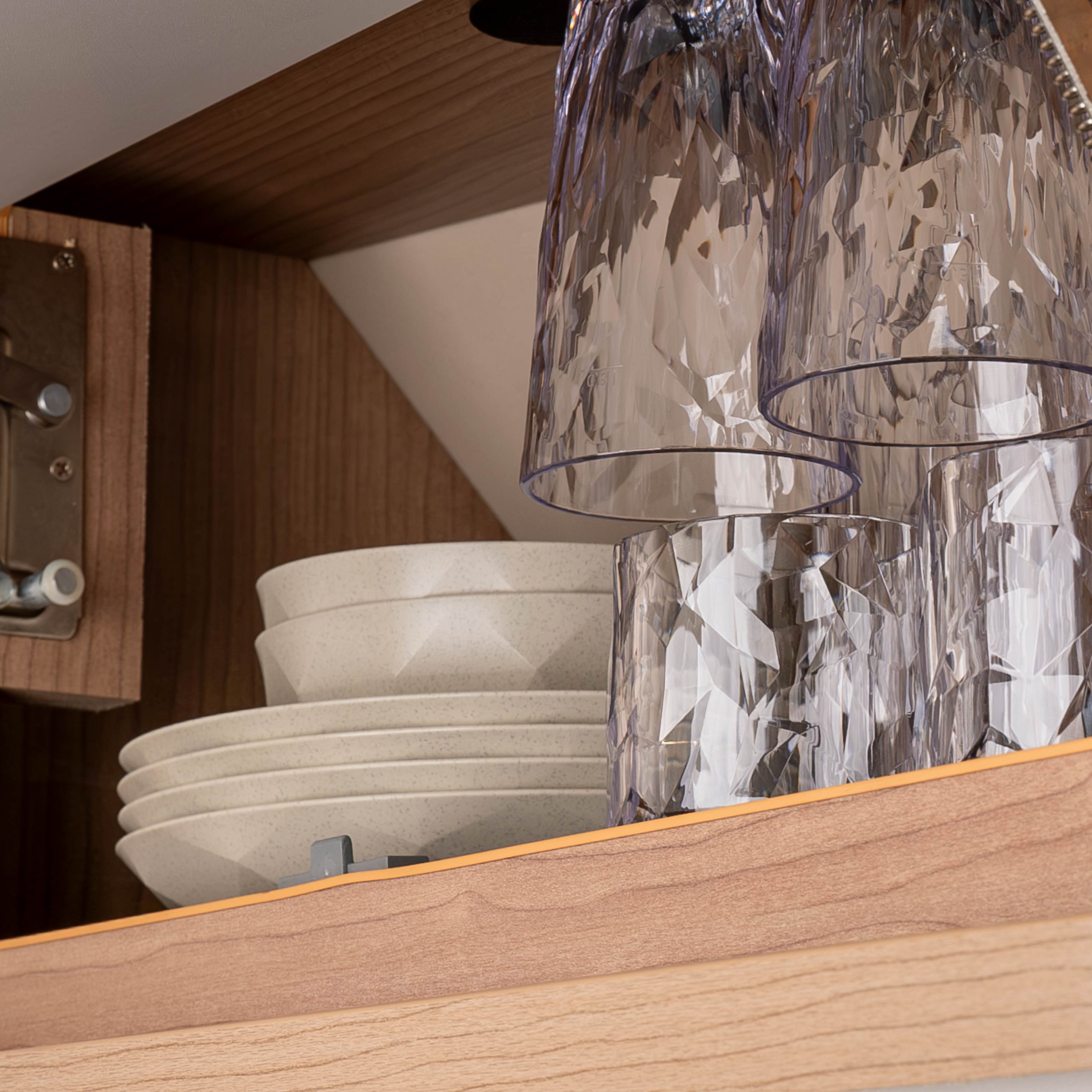 Magnet-Geschirr platzsparend im Schrank verstaut auf Metall-Matte