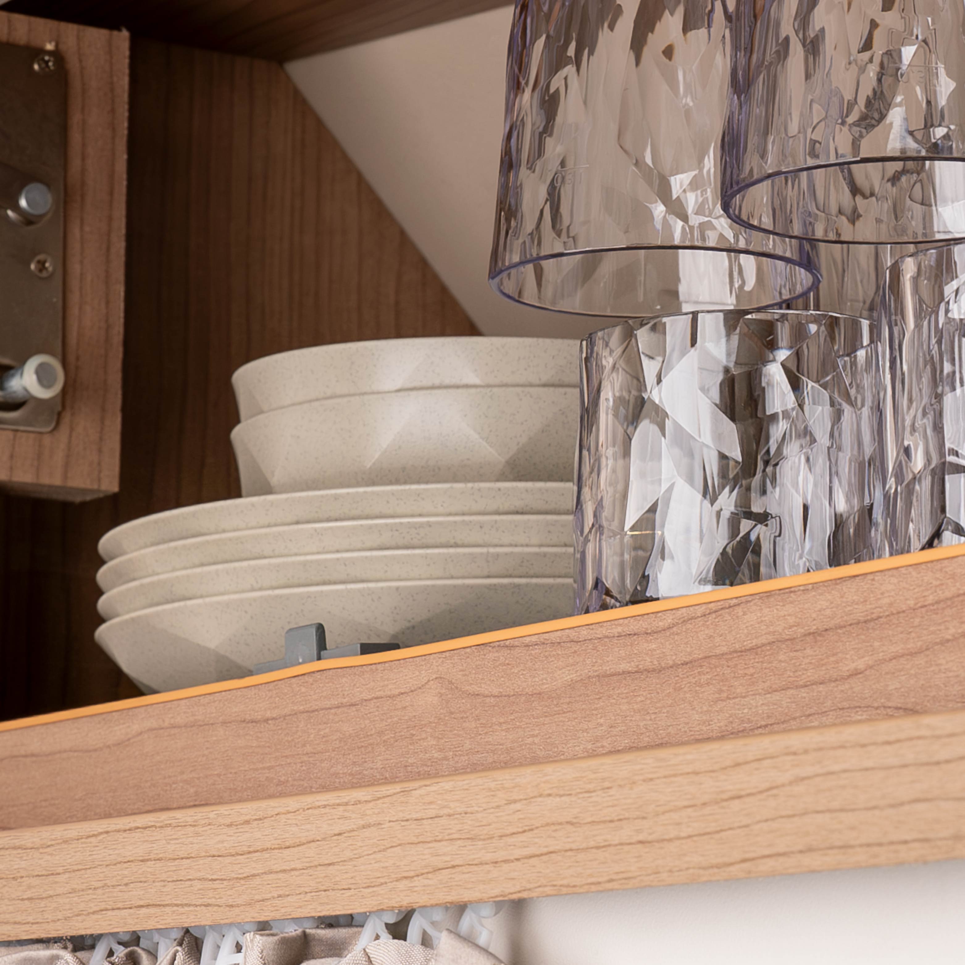 Magnetisches Kunststoffgeschirr platzsparend im Schrank gestapelt