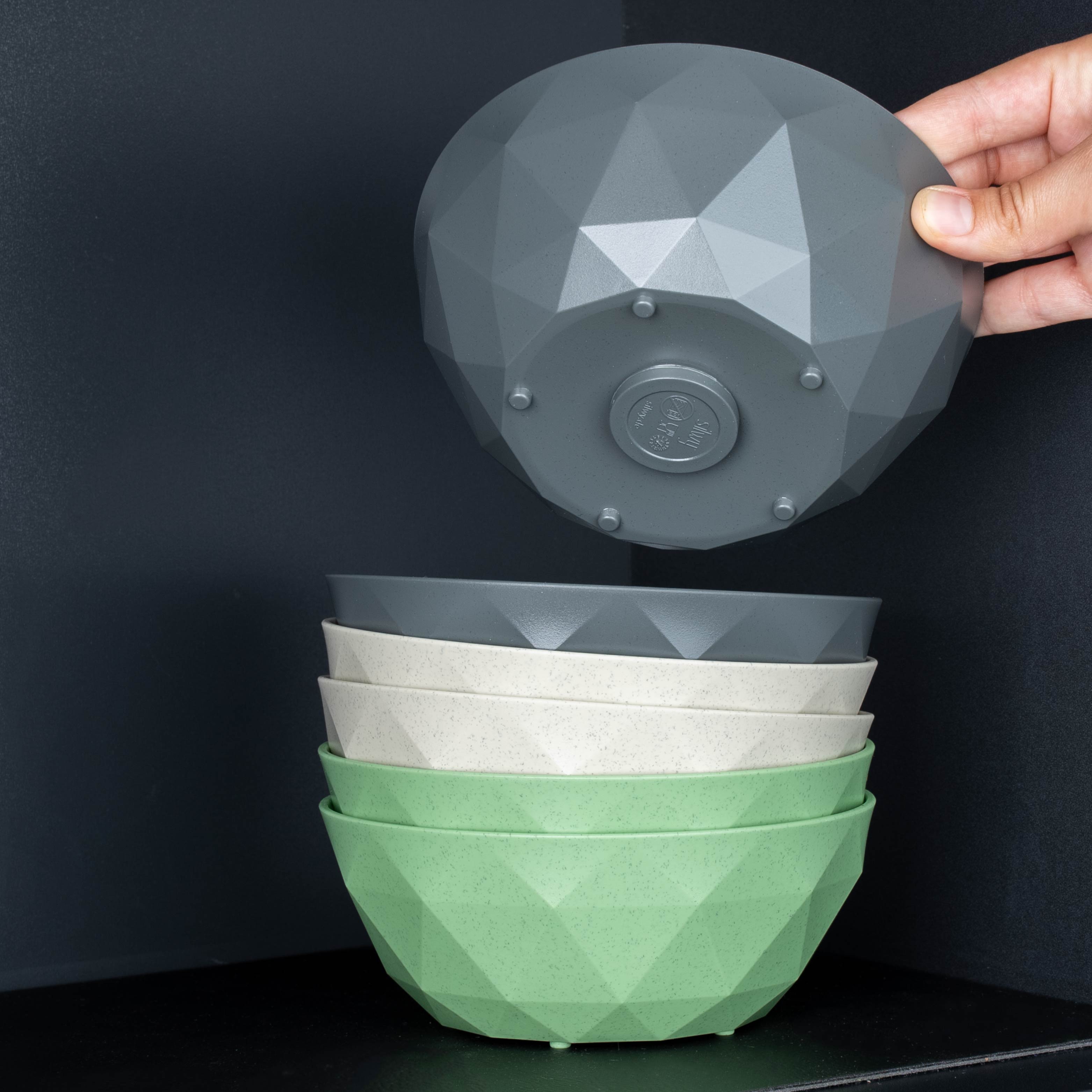 Magnet-Kunststoffbowls in beige, grey und green aufeinander gestapelt