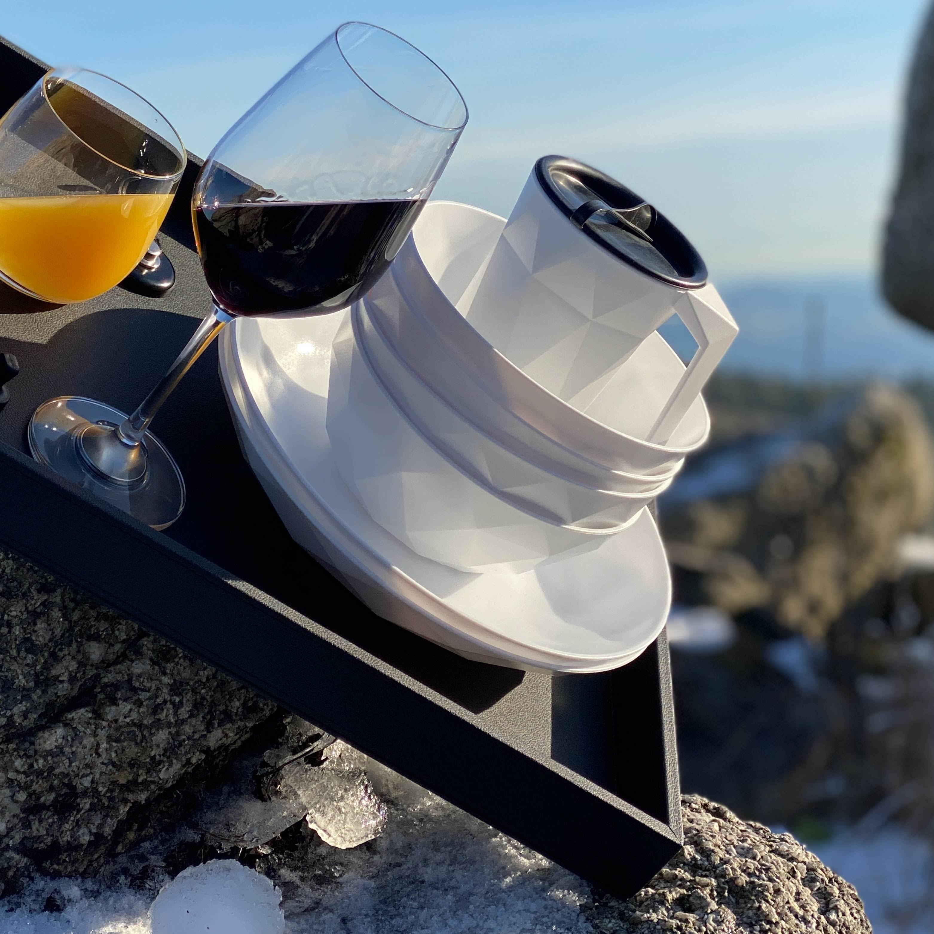 Magnetisches Geschirr auf Metall-Tablett gestapelt