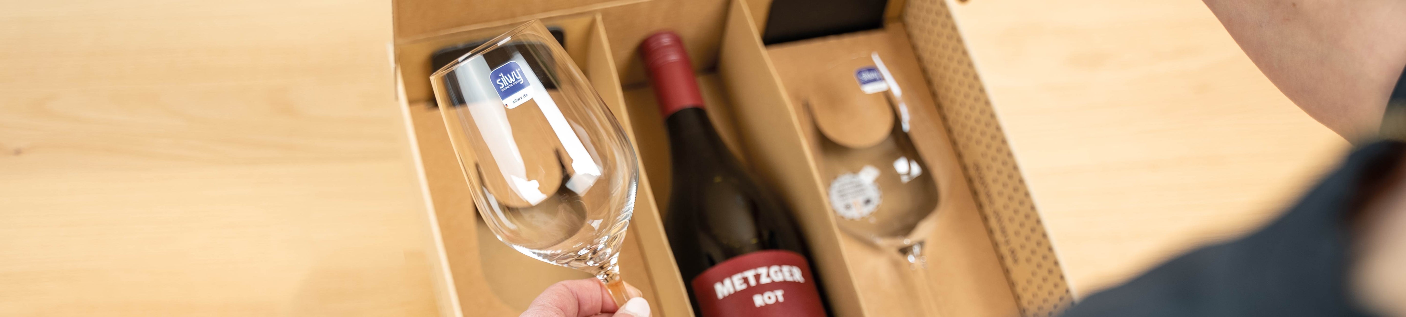 Geschenkbox mit zwei Magnet-Kristallgläsern Wein und Rotwein-Flasche