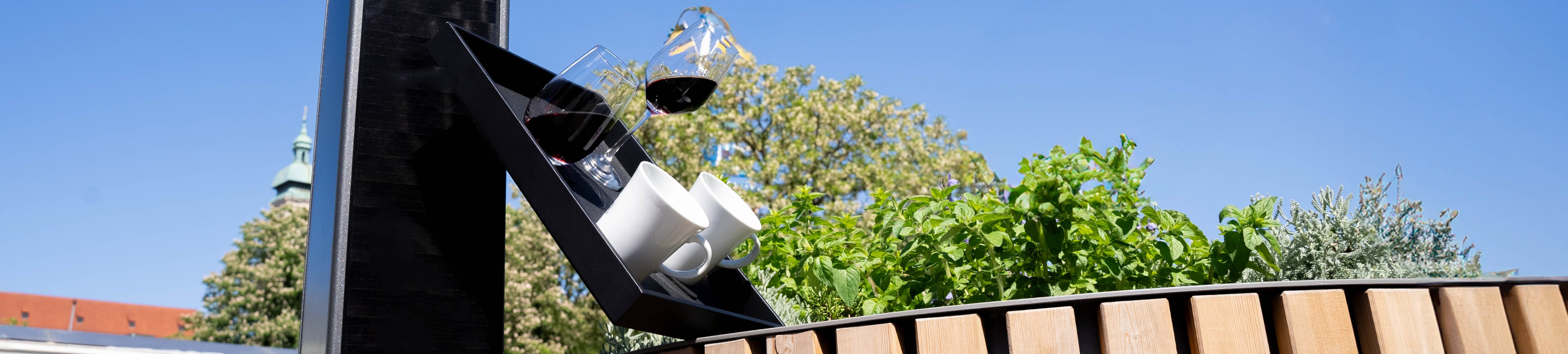 Metall-Tablett mit Magnetgläsern und Tassen