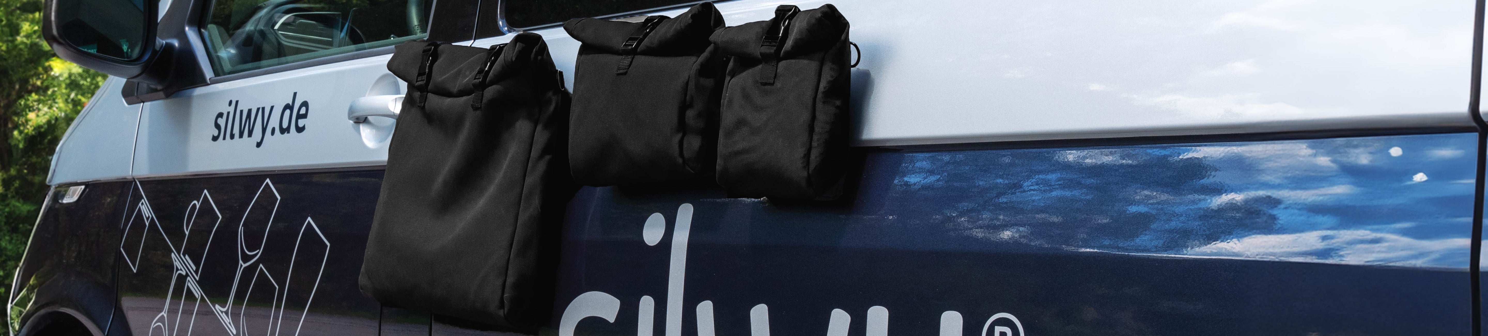 Magnettaschen an Autokarosserie befestigt