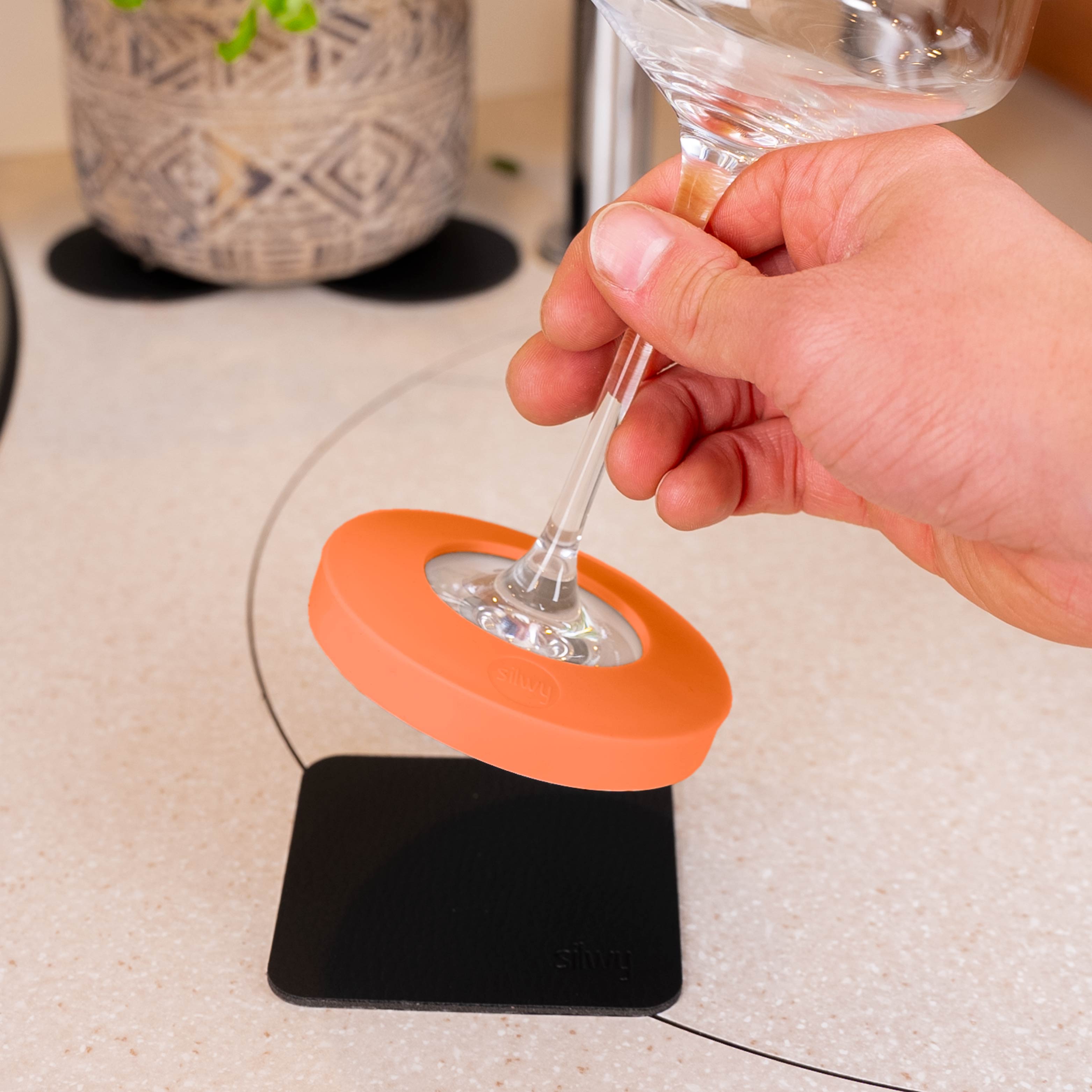 Magnet-Adapter für Stielgläser orange mit zugehörigem Pad