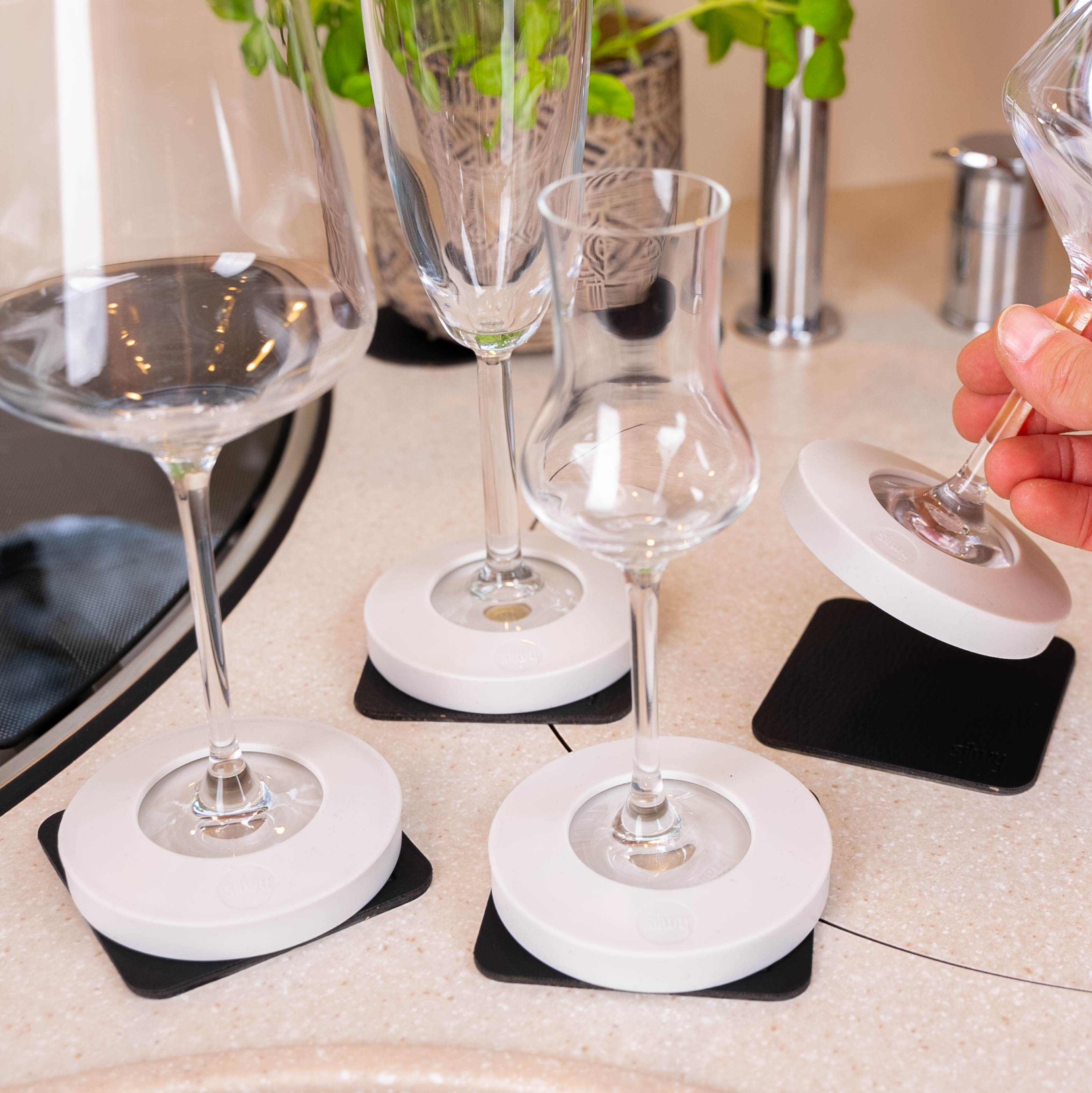 Magnet-Adapter weiß für Stielgläser an Wein-, Champagner- und Likörgläser auf zugehörigen Metall-Nano-Gel-Pads in schwarz