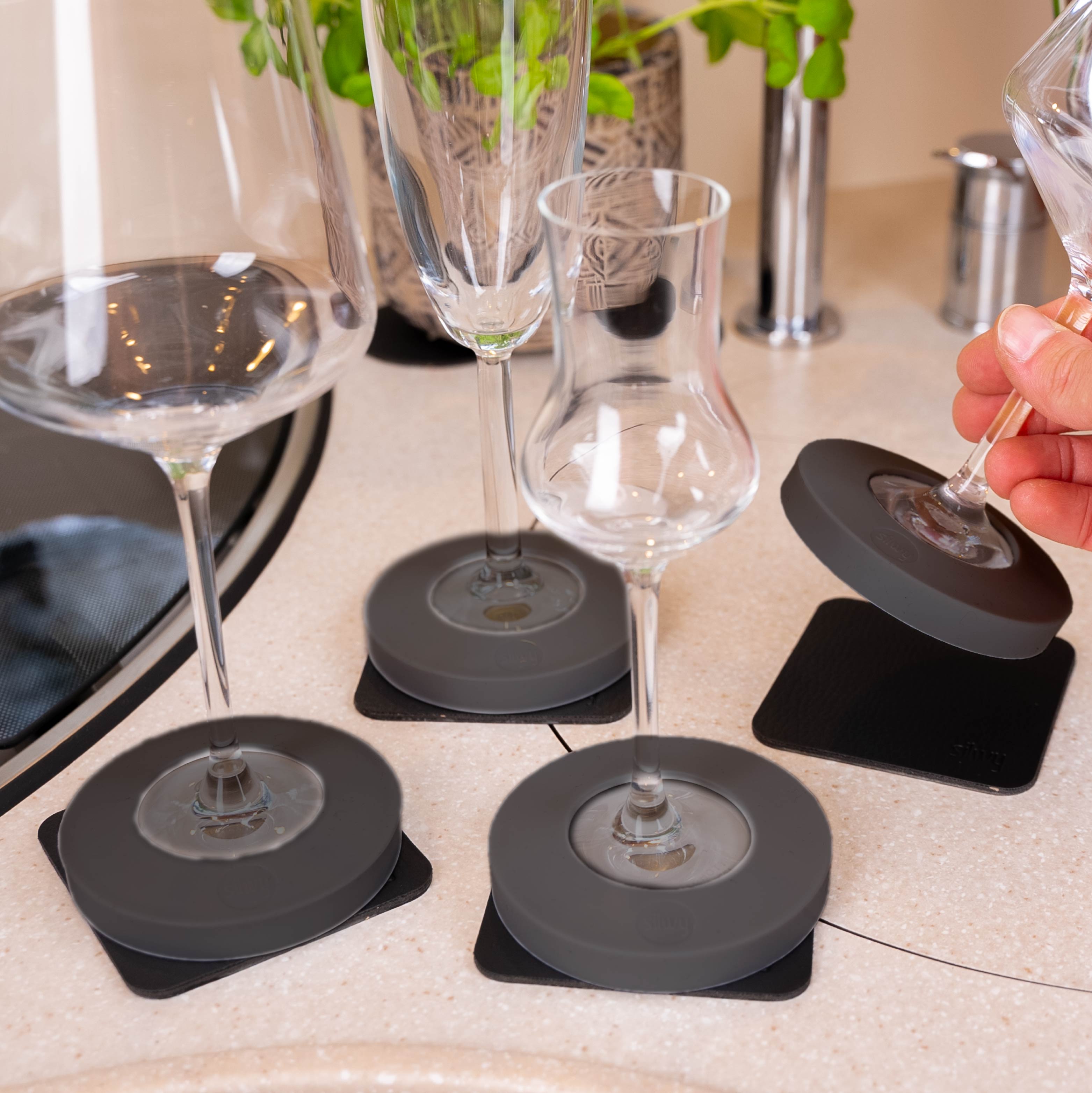 Magnet-Adapter grau an Wein-, Champagner- und Likörgläser mit zugehörigen Metall-Nano-Gel-Pads in schwarz