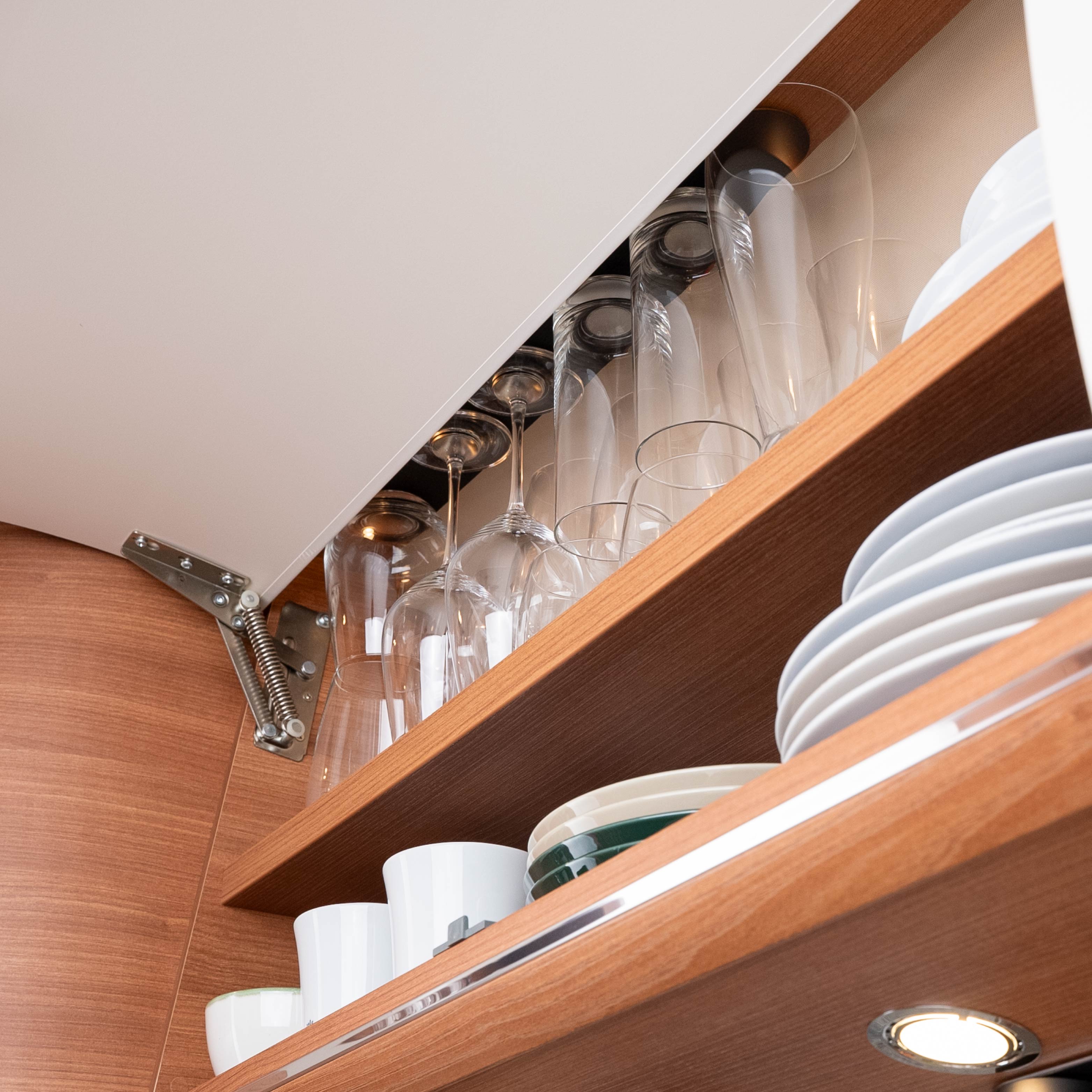 Metall-Leiste mit Magnetgläsern im Verstaufach, super platzsparend verstaut