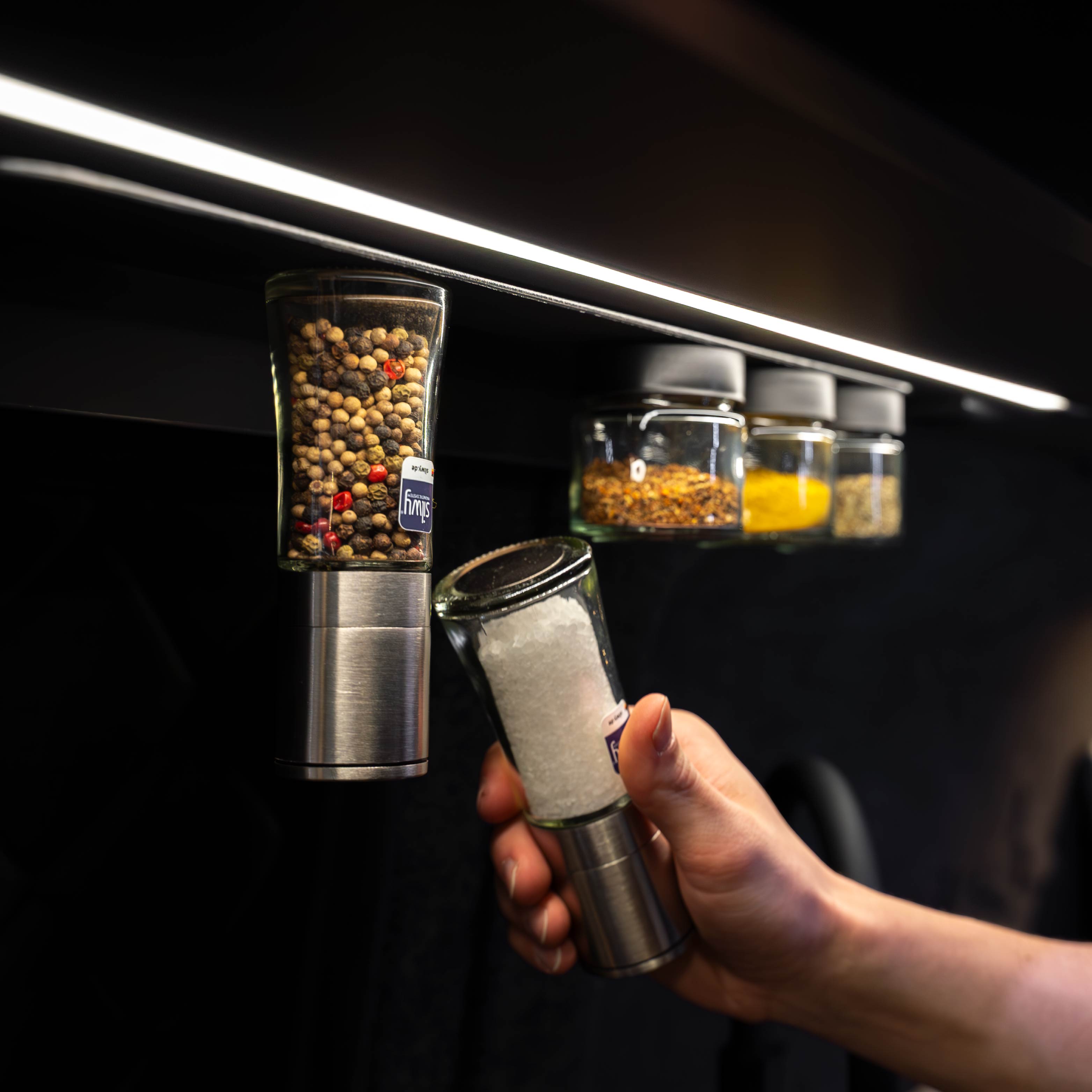 Metall-Leiste, die magnetische Mühlen fixiert, kopfüber und super platzsparend