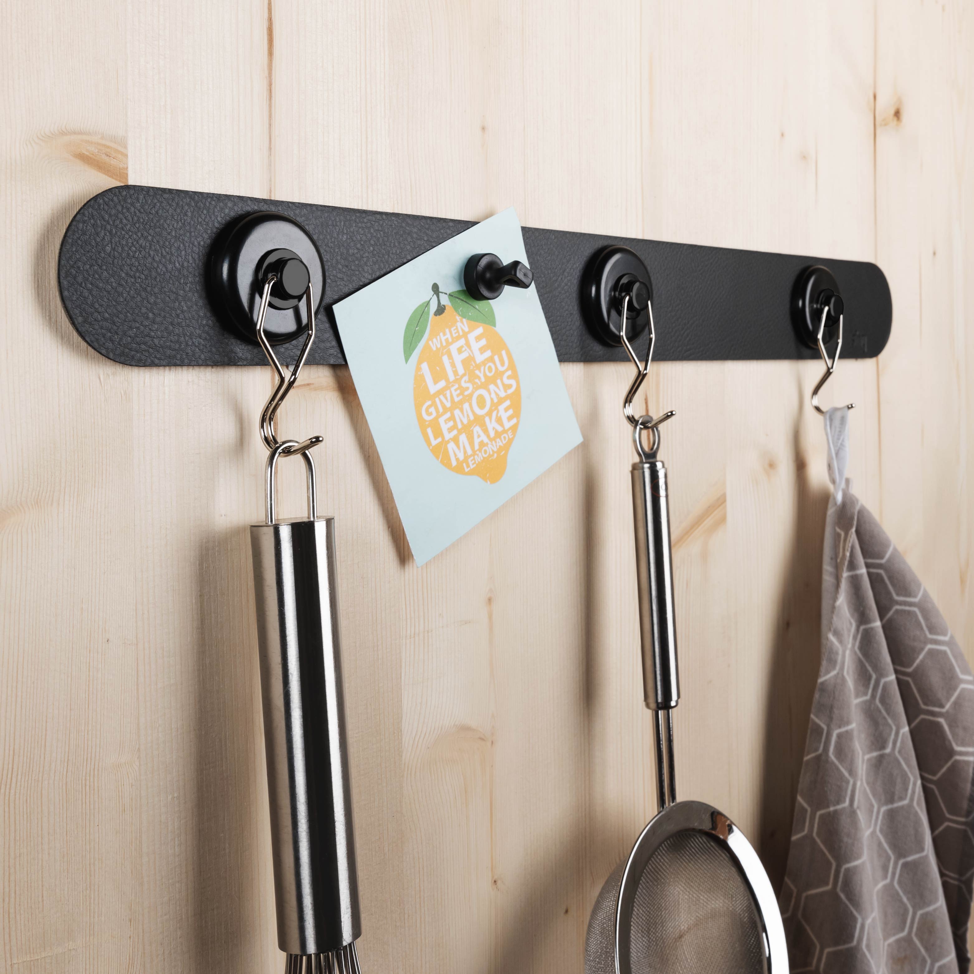 Die Metall-Leiste kann mit Magnet-Haken kombiniert werden und beispielsweise in der Küche mit Kochutensilien befüllt werden