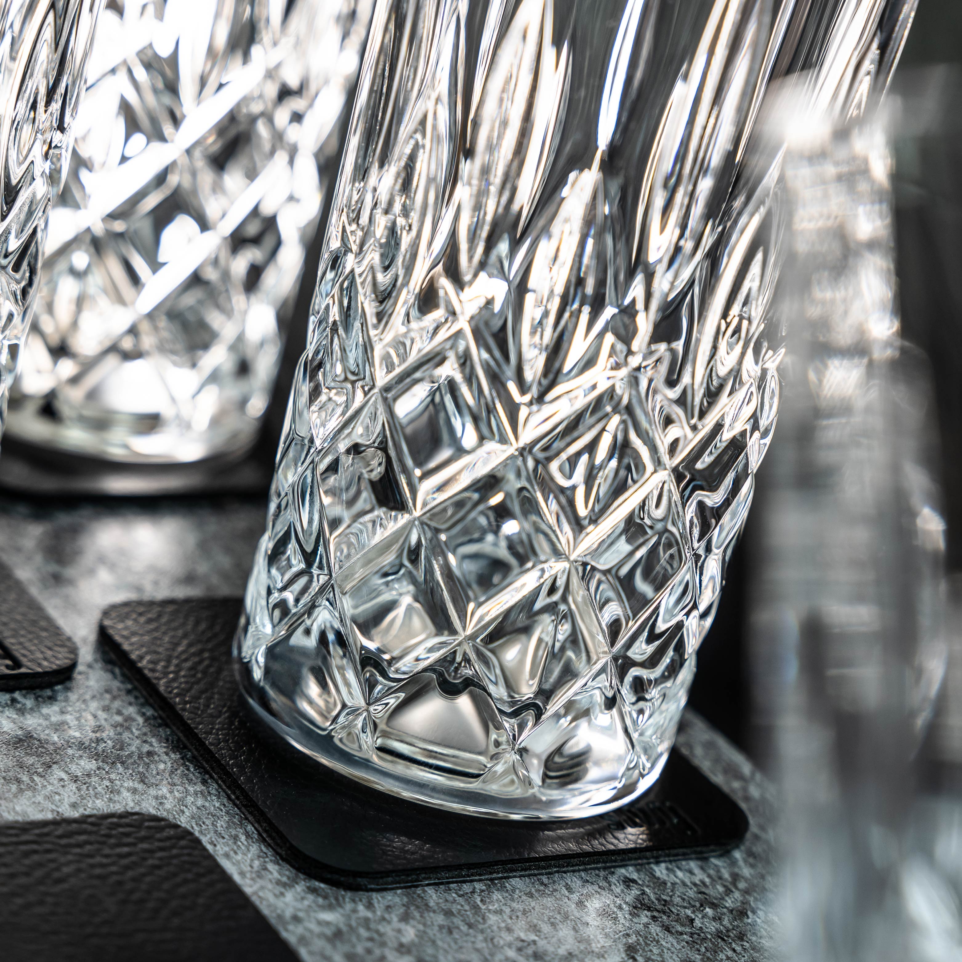 Close-Up Foto von einem Magnet-Kristallglas LONGDRINK und dem quadratischen Metall-Nano-Gel-Pad