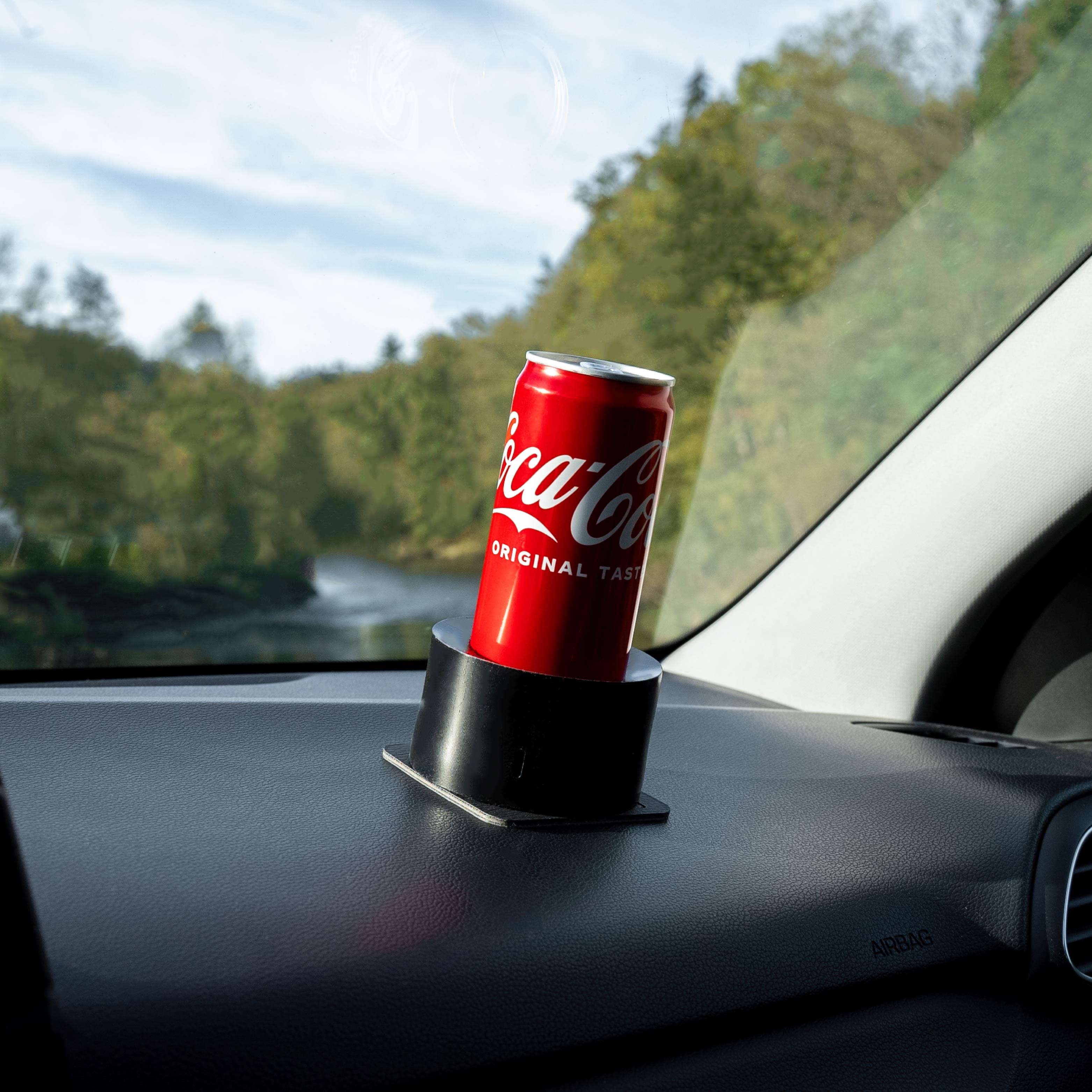 Magnet-Adapter mit Dose auf Armaturenbrett