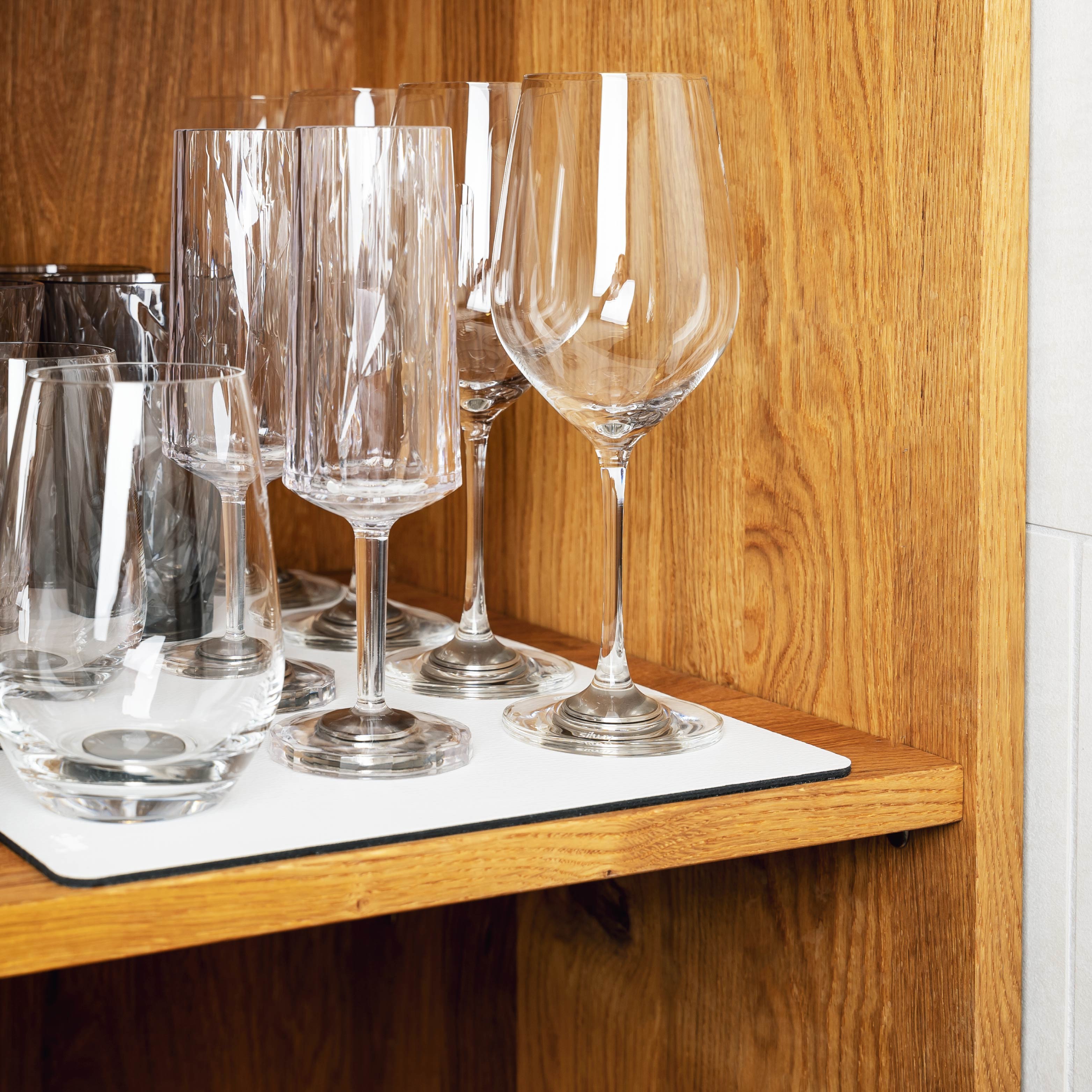 Matte weiß in schränk eingelegt