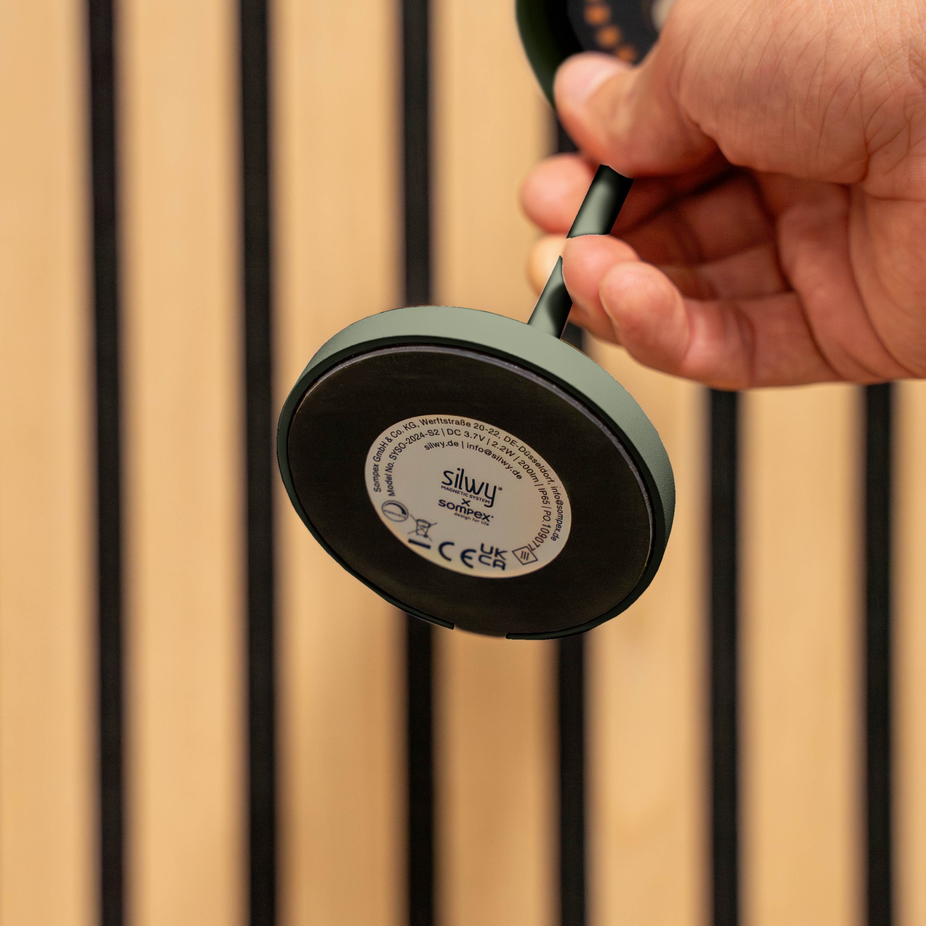 Magnet-Leuchte Monaco in olive mit integriertem Magneten im Boden